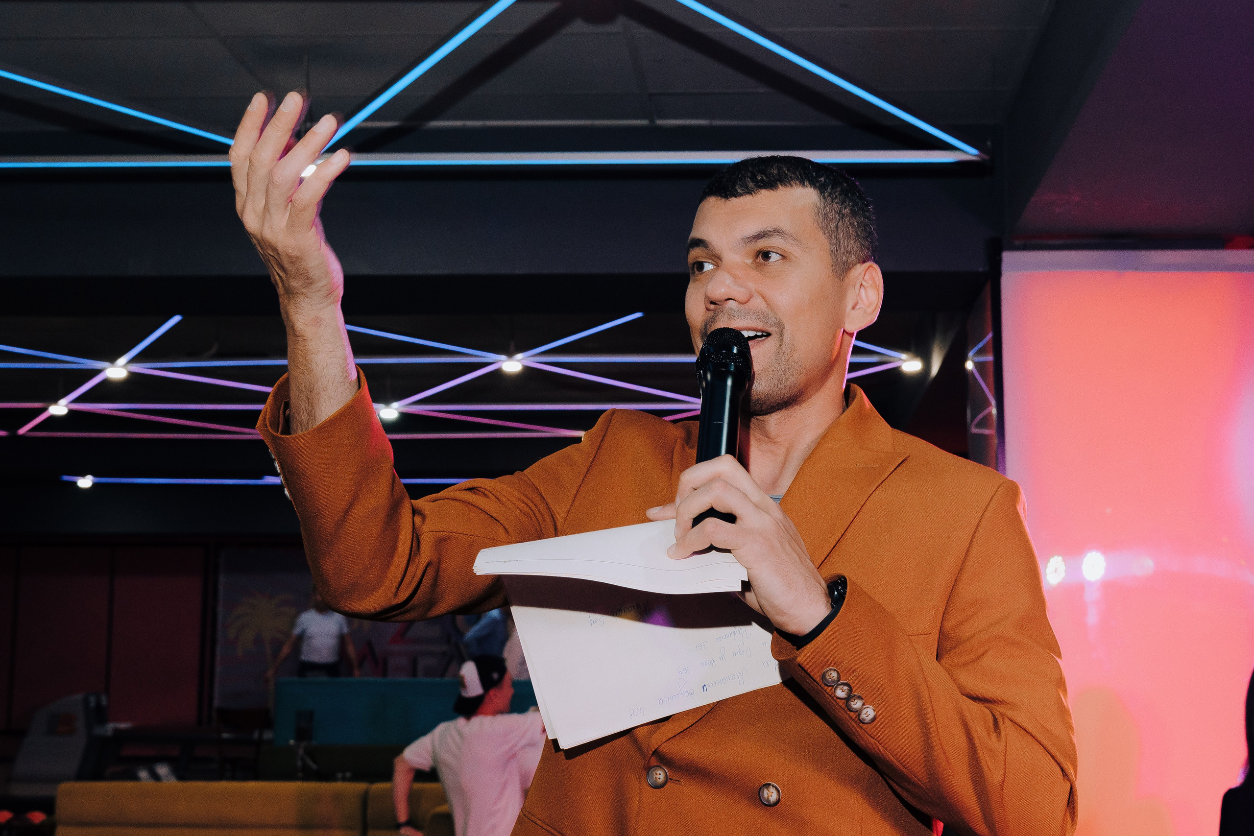 20 ЛЕТ МЕГАПОЛИС ЧЕЛЯБИНСК ХЕДЛАЙНЕР ЕЛКА. Репортажный фотограф Зуев Роман г. Челябинск