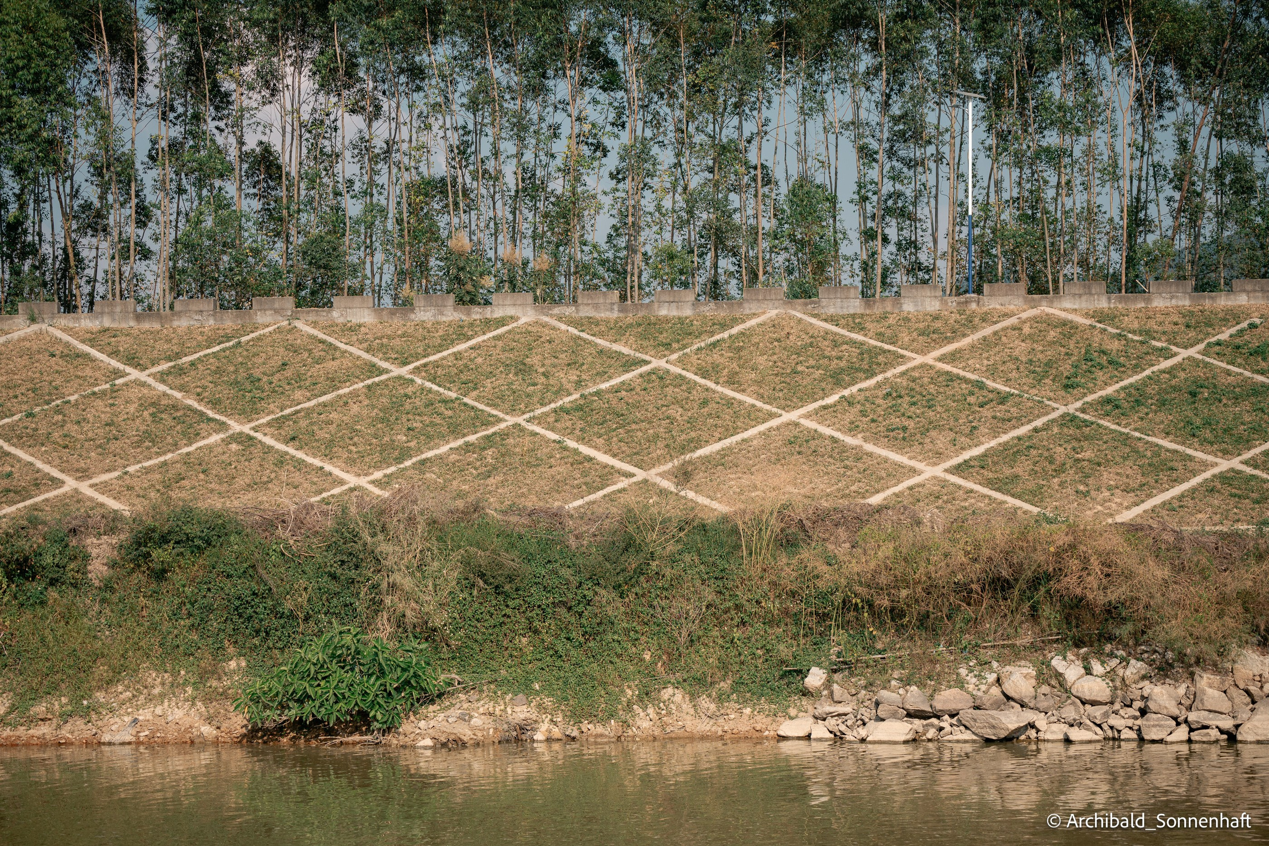 Weekend kayaking trip. Photographer in Guangzhou, China. Archibald Sonnenhaft