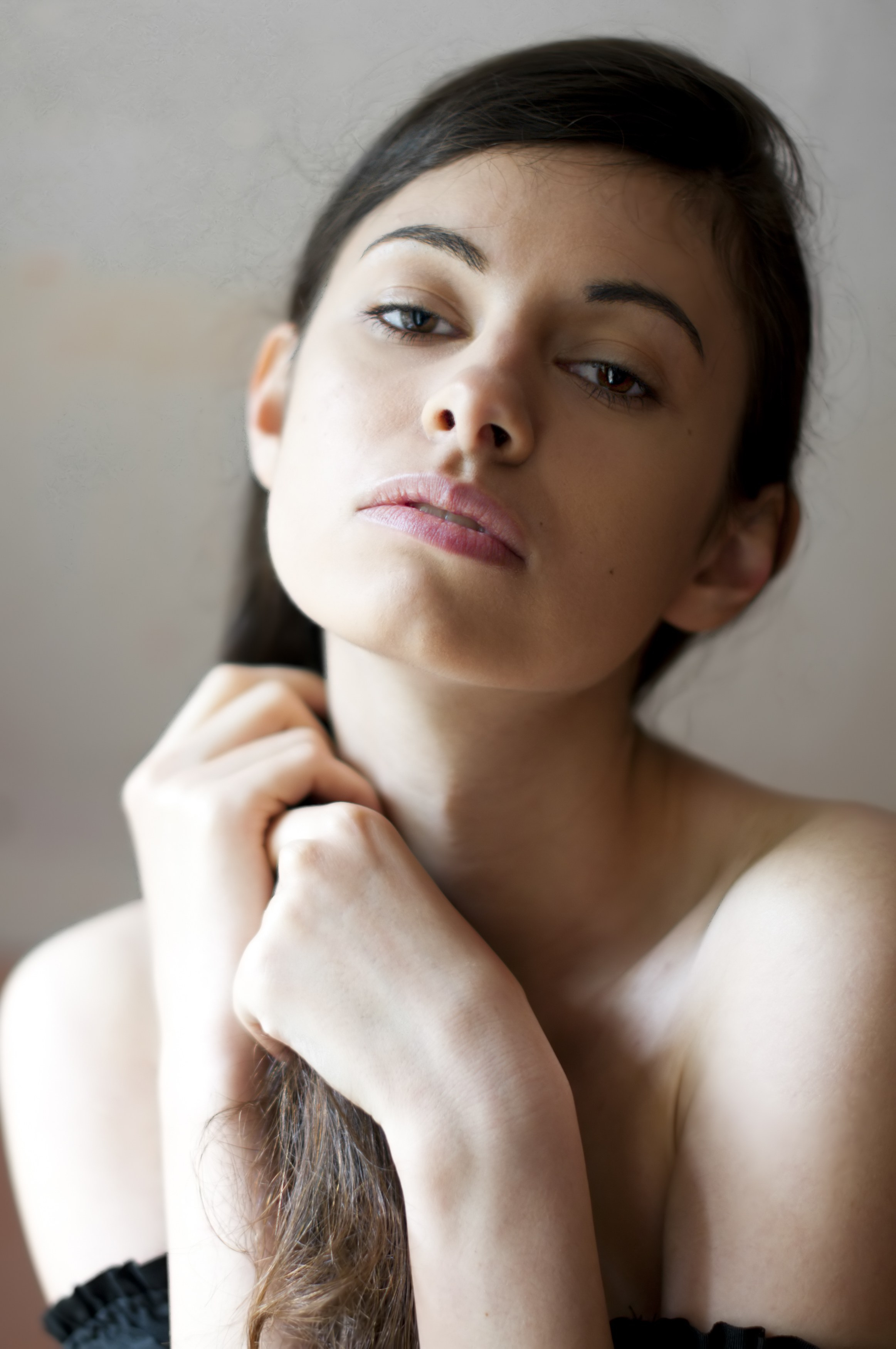 Портрет красивой брюнетки, красивая, художественная, спина, фон, красота, голубая, яркая, брюнетка, ягодицы, цвет, день, безлюдно, мода, девушка, изящество, грациозная, в помещении, интерьер, слева, ноги, свет, модель, обнаженная, nude, старая, портрет, позирует, руины, соблазнительный, чувственность, сексуальный, стройный, бирюзовый, стена, окно, женщина, молодой