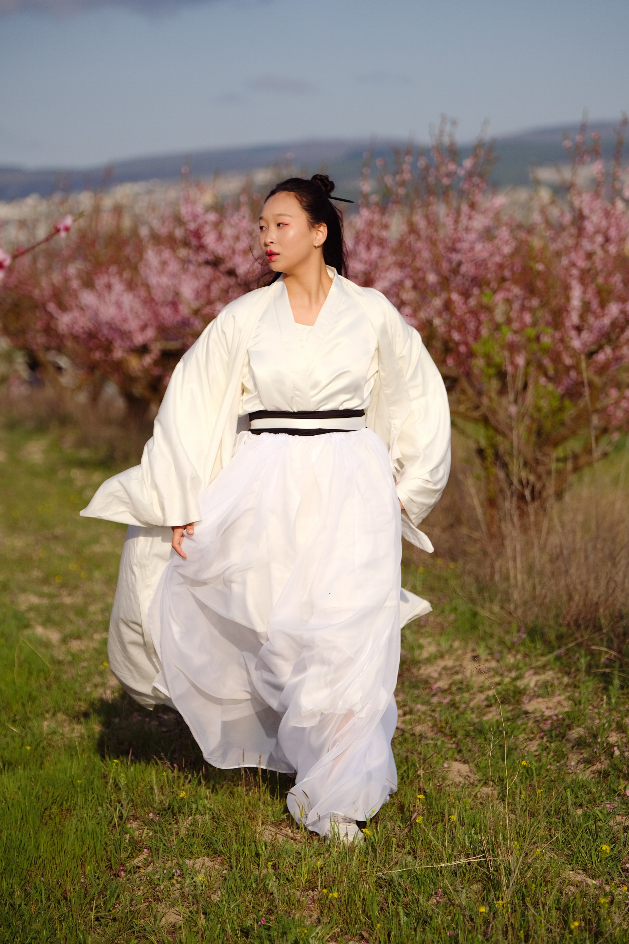 Фото в цветущих персиковых садах. Профессиональная фотосъемка в Крыму. Натуральные эмоции и живые кадры. Забронируйте дату прямо сейчас!