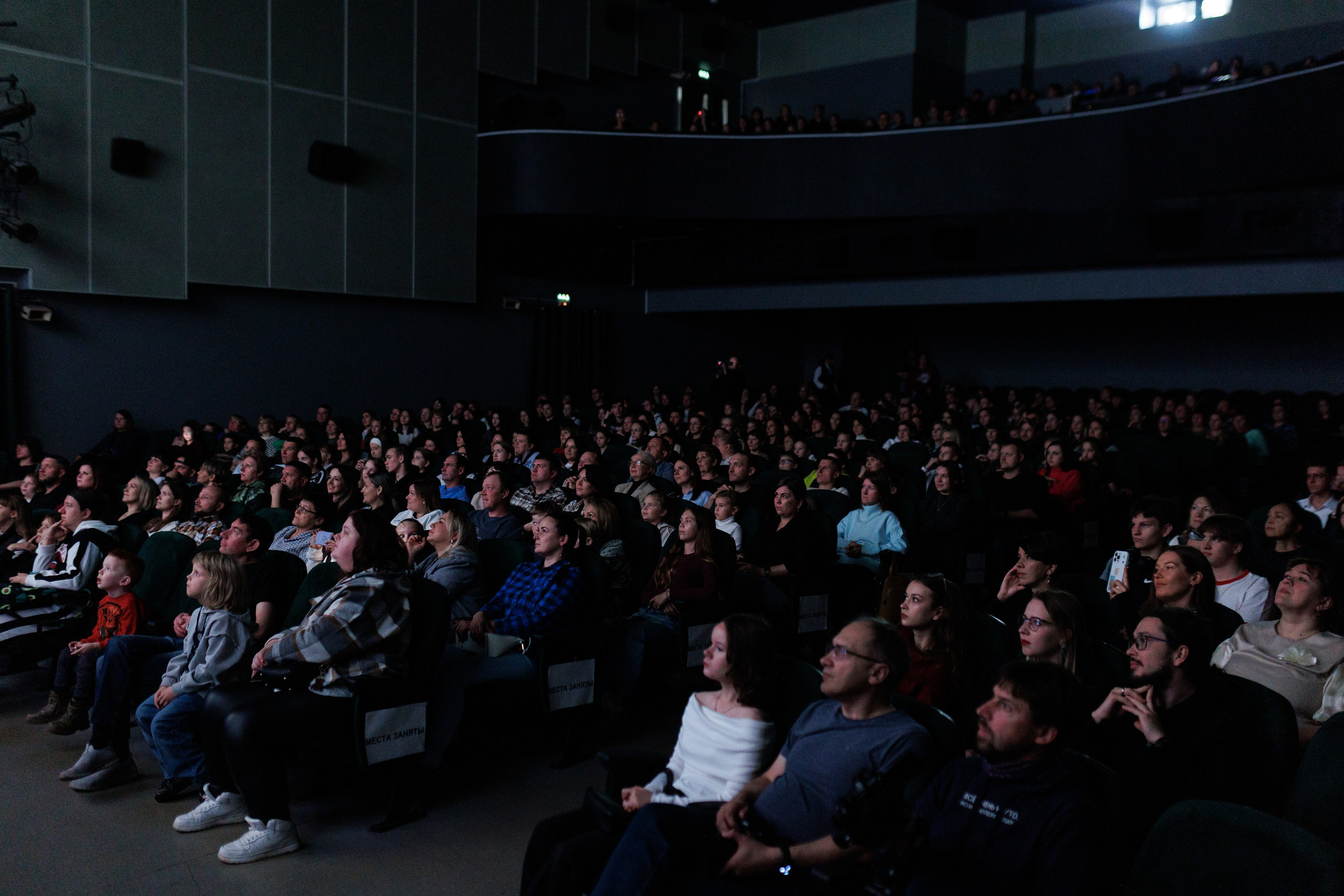 Выксунская премьера «Громко и Честно. Бонд с кнопкой». Фотограф городских и семейных событий Артем Карпухин