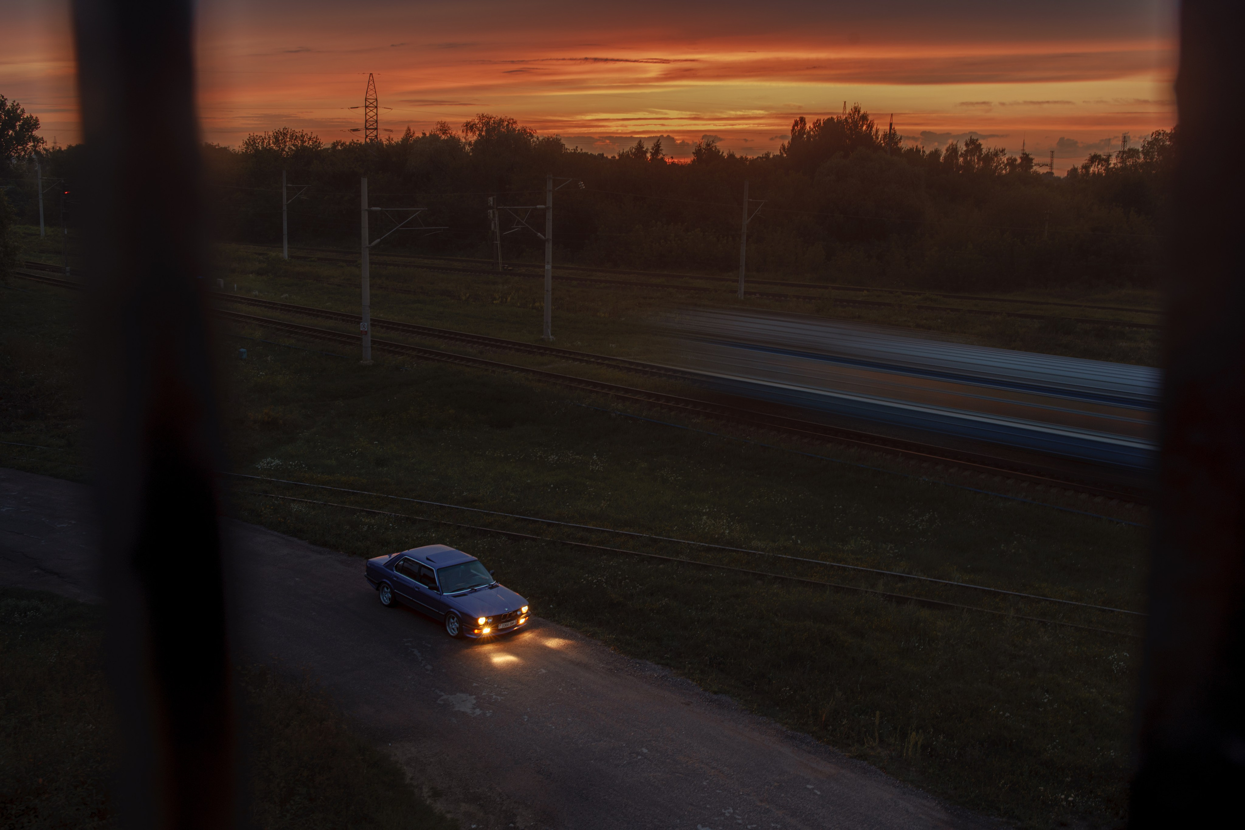 Старая BMW фотографируется за городом. Жуков Илья  свадебный фотограф в Москве