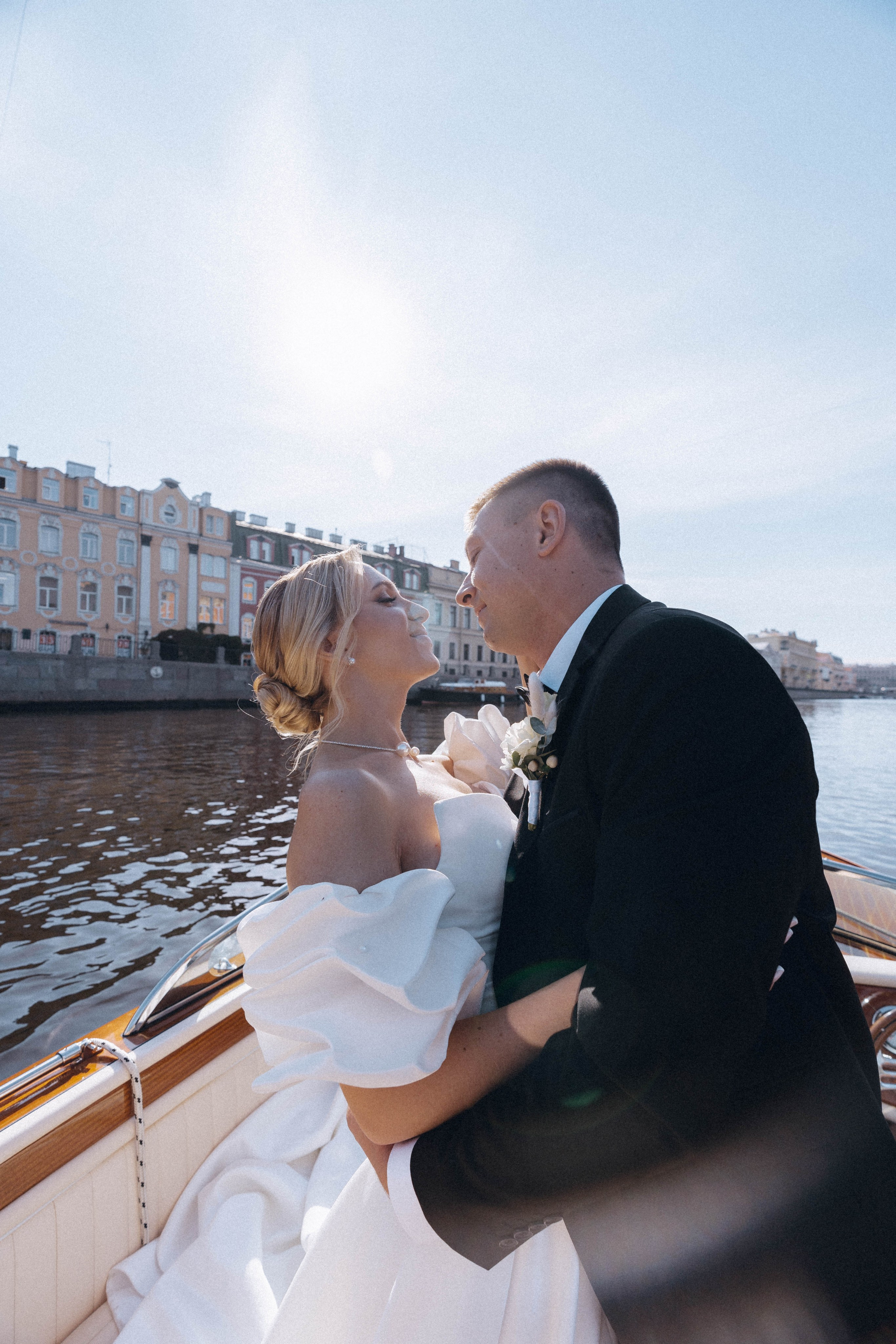 СВАДЕНБНАЯ СЬЕМКА НА КАТЕРЕ ПО КАНАЛАМ САНКТ-ПЕТЕРБУРГА И В АКВАТОРИИ НЕВЫ. Профессиональный фотограф, Санкт-Петербург — Виктория Богомолова