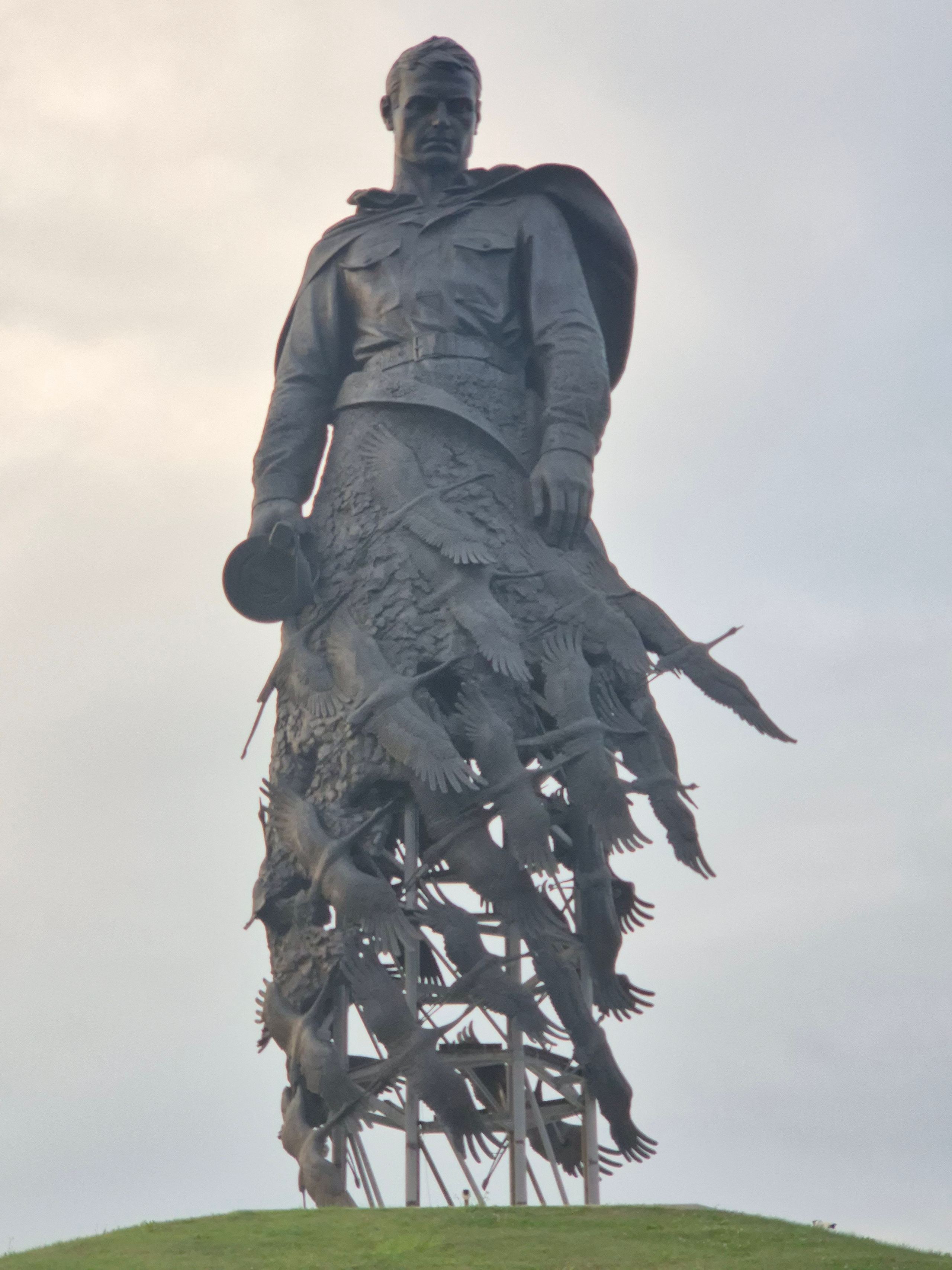 Страшная трагедия. Монумент впечатляет. Играет музыка "Журавли"