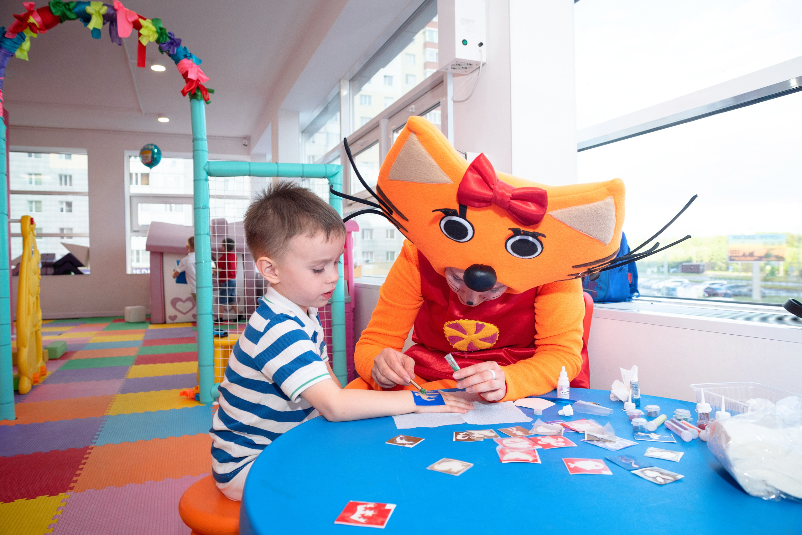 Профессиональный фотограф из Сургута/Нефтеюганска запечатлевает живое настроение и радость детско-подростковых праздничных мероприятий, включая дни рождения, выпускные вечера и семейные торжества.