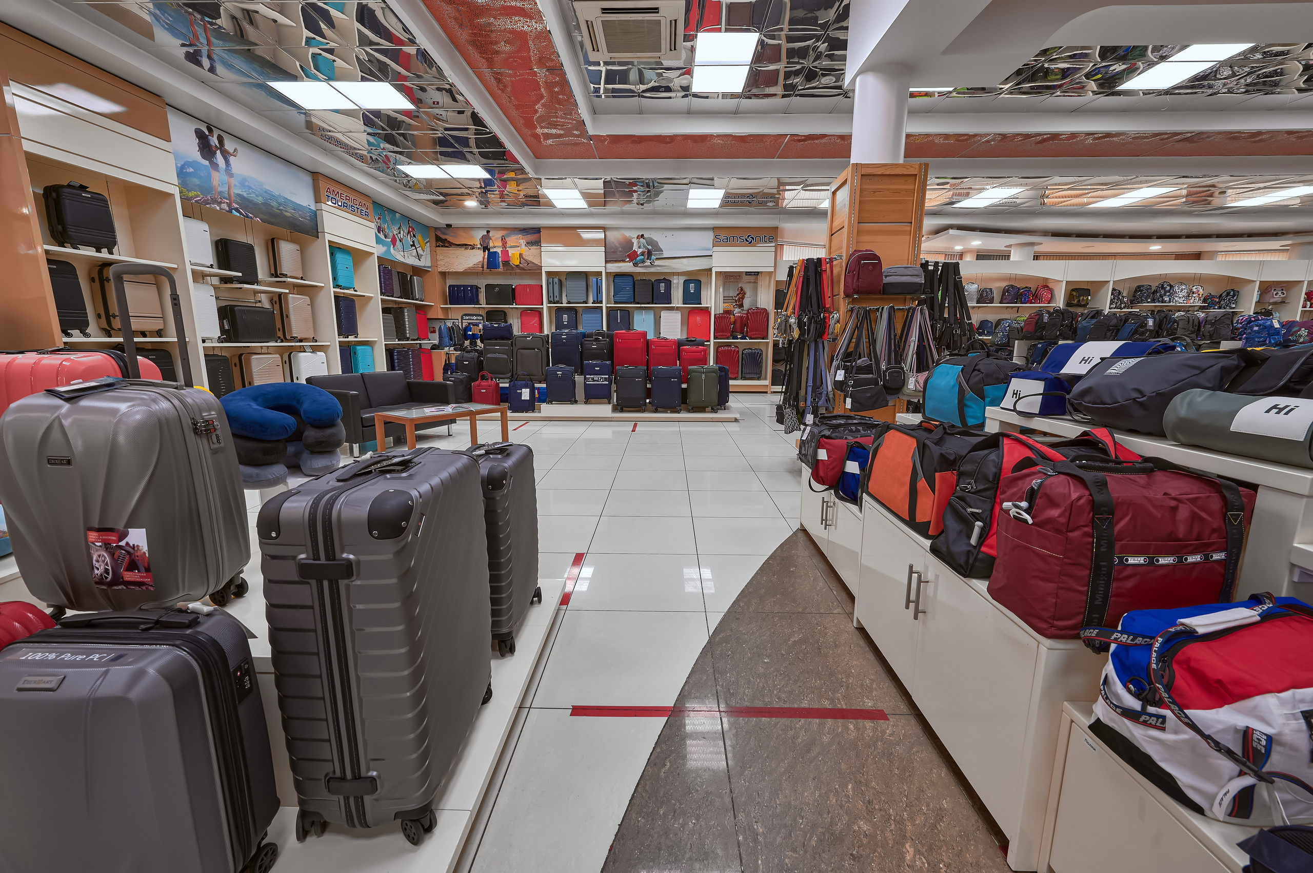 Портфолио по интерьерной и экстерьерной фотосъёмки: Мир Сумок — Правый берег. Фотограф Яковлев Роман — Красноярск