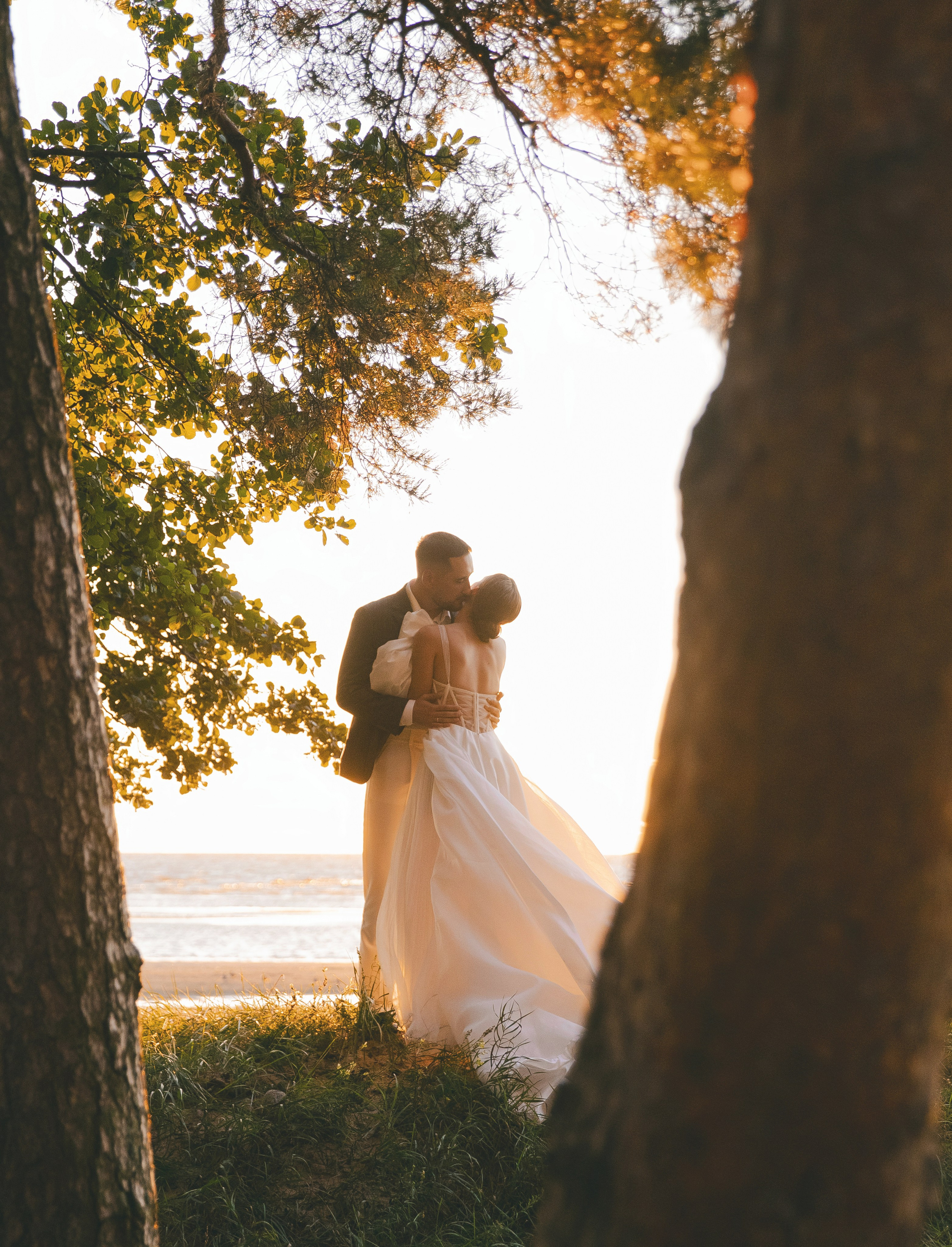 В ЛУЧАХ ЗАКАТА НА БЕРЕГУ МОРСКОМ