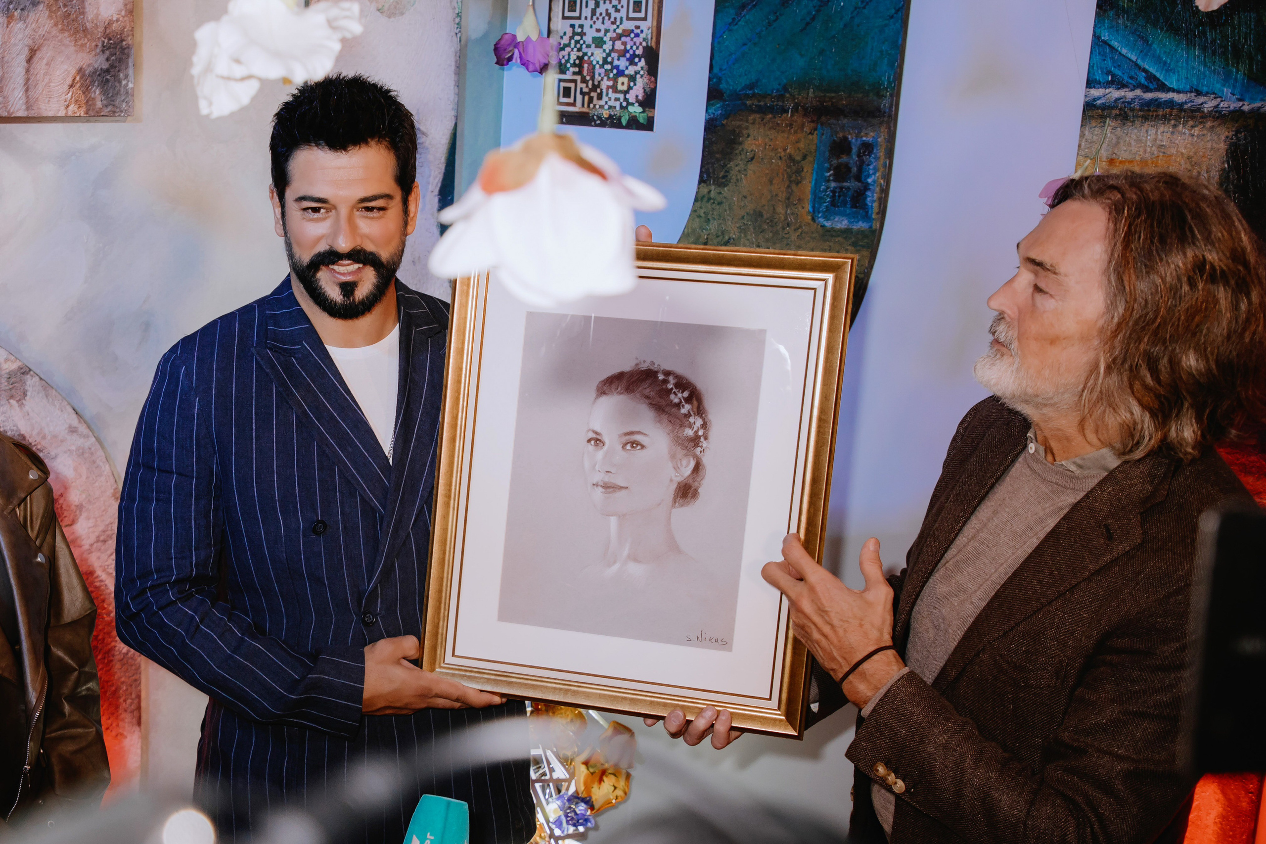 Бурак Озчивит посетил выставку Никаса Сафронова. Фотограф в Москве и Санкт-Петербурге Дарина