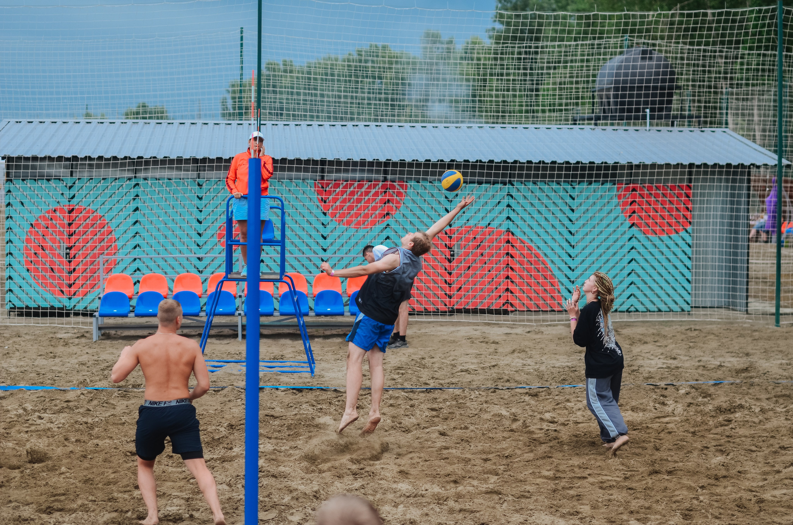 Фестиваль «Грань» 2025. Спортивная площадка. Денисова Аля — фотограф для парных съемок и индивидуальных историй в Барнауле