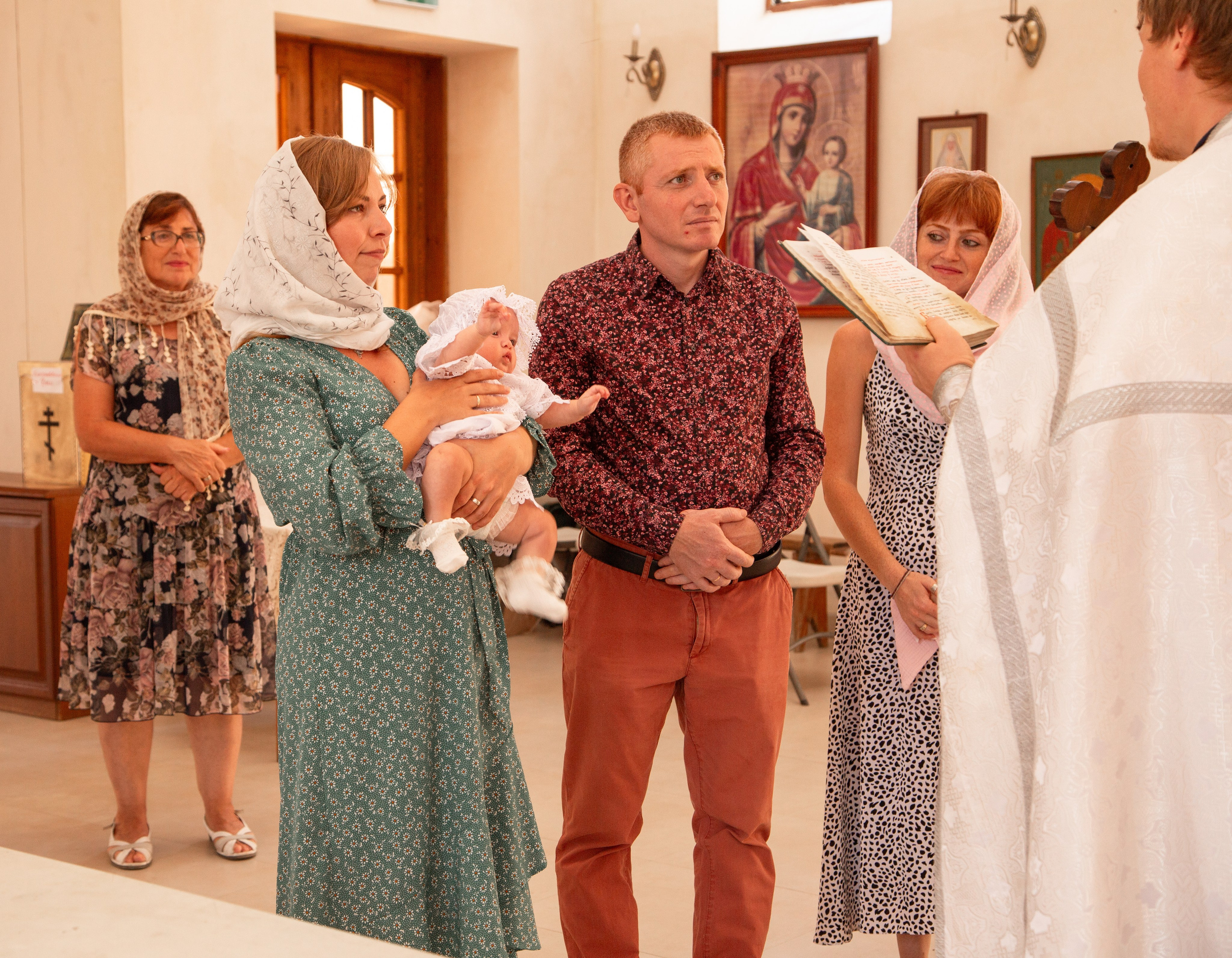 Крещение в храме апостола Симона Кананита в поселке Лоо. Семейный фотограф в Сочи, Лоо, Дагомысе, Вардане Кучумова Олеся