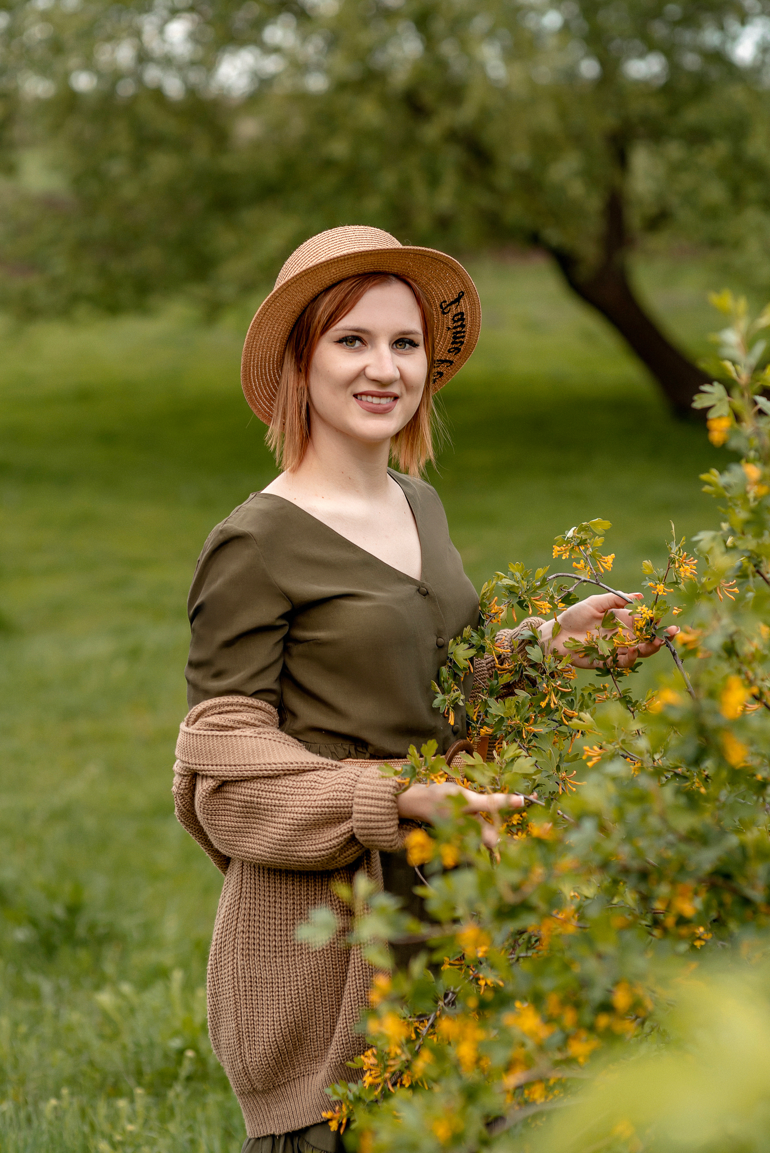 Ангелина в цветущем саду 2022. Семейный и детский фотограф Наталья Горда