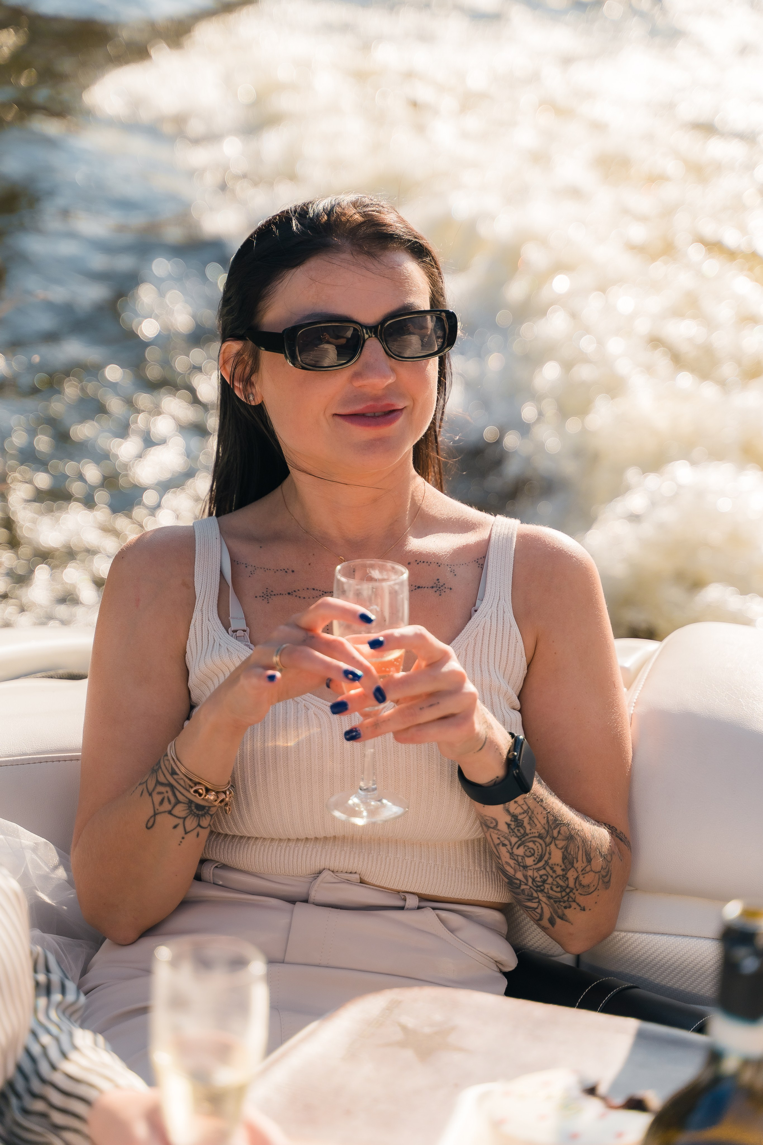 Фотосъемка девичника, встреча девушек, веселые женские портреты