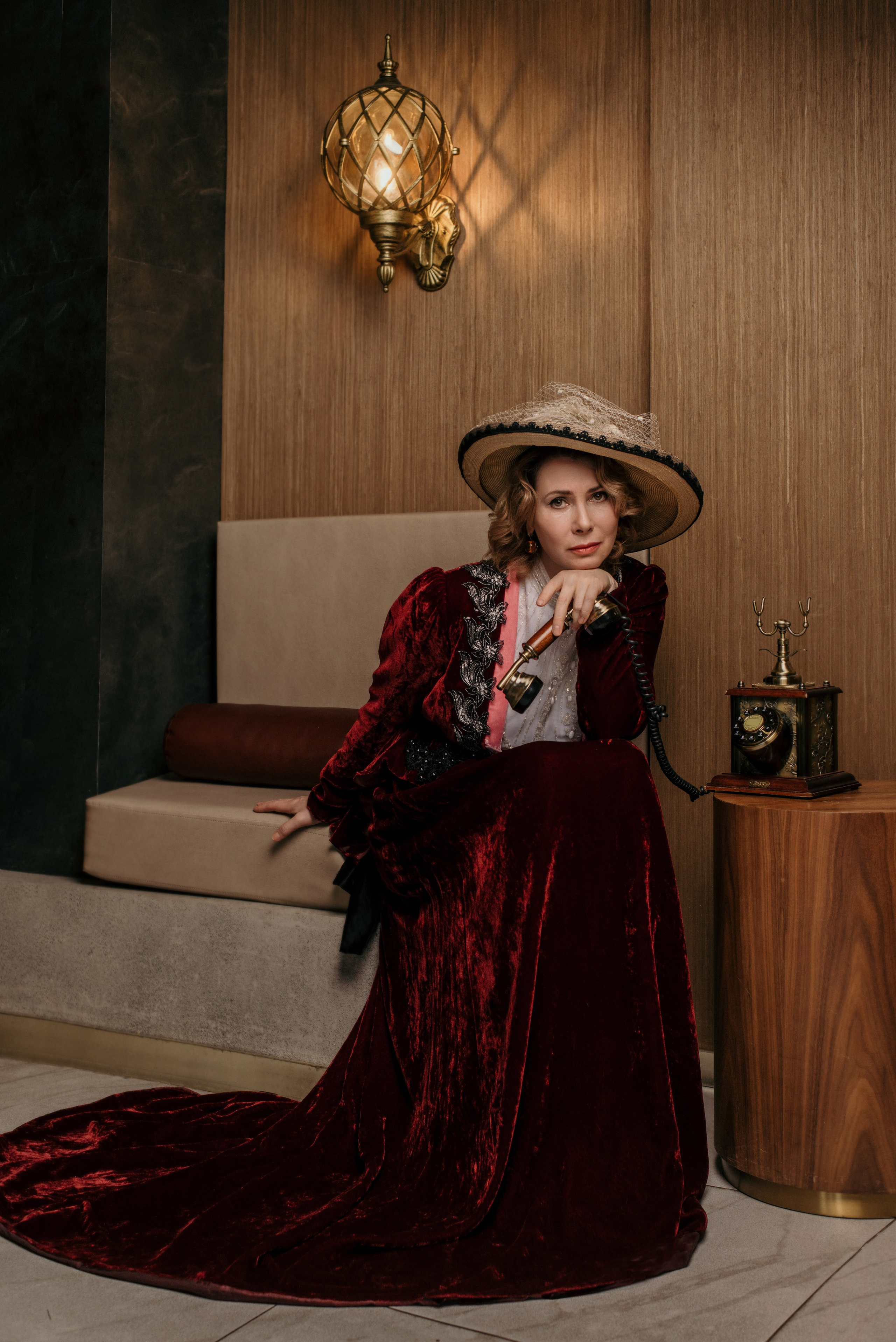 Портретная фотосессия женщины в костюме начала XX века с ретро телефоном