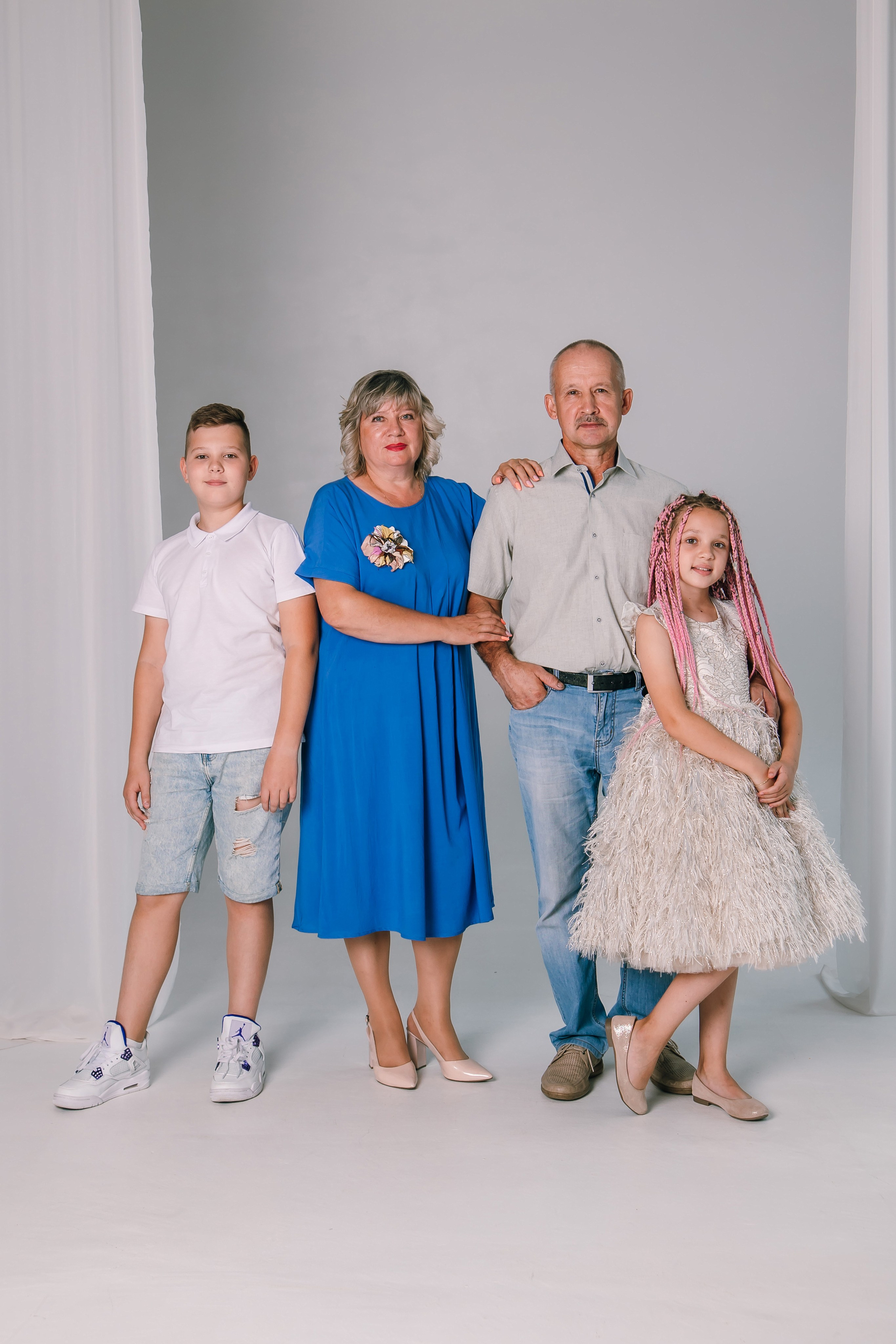 Фотосессия большой семьёй в студии в Екатеринбурге. Свадебный, семейный фотограф, контент съёмка. Екатеринбург. Елена Граф