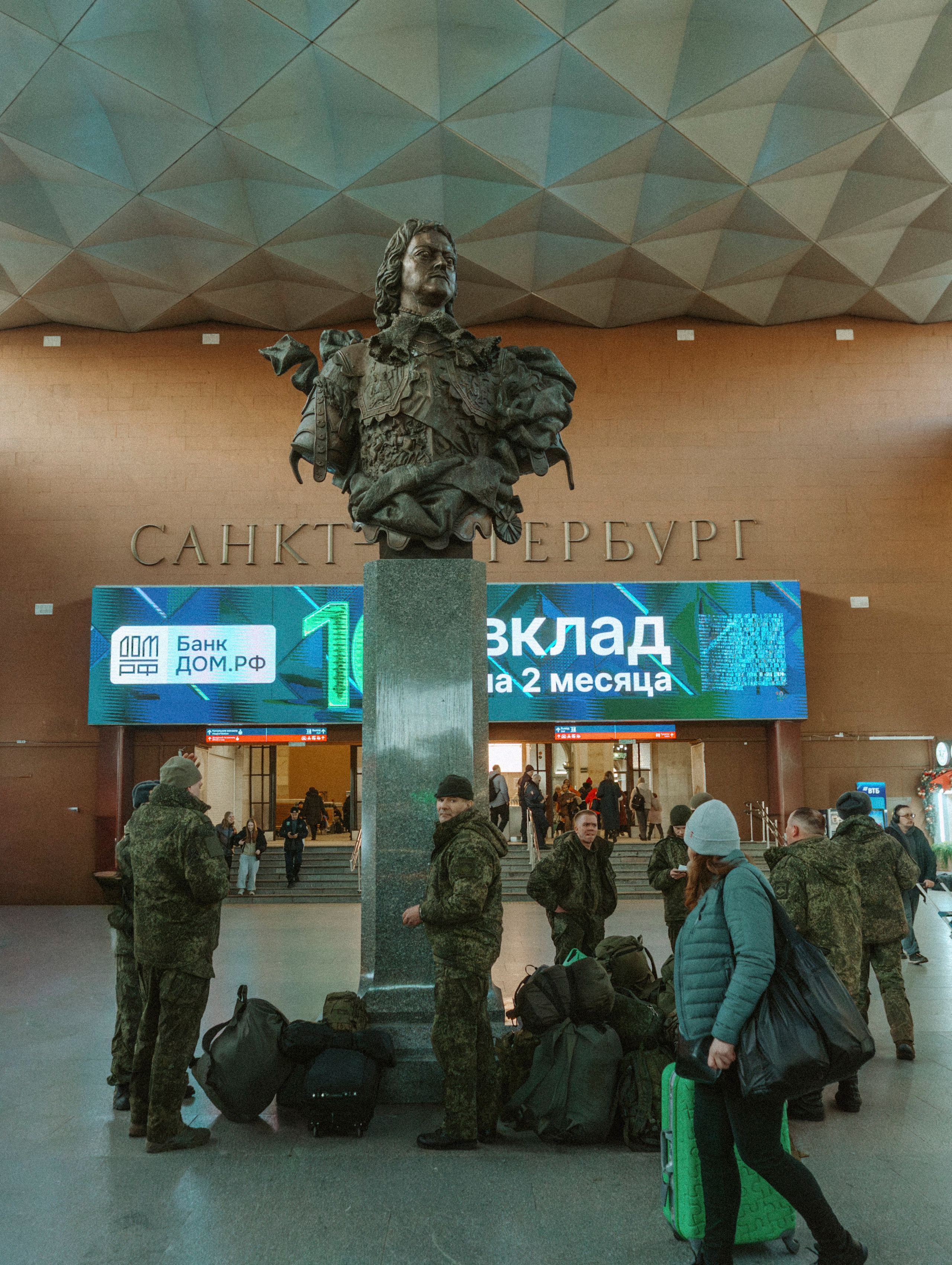 2026. Стрит-фотография, полная абсурда, идиотизма и красоты