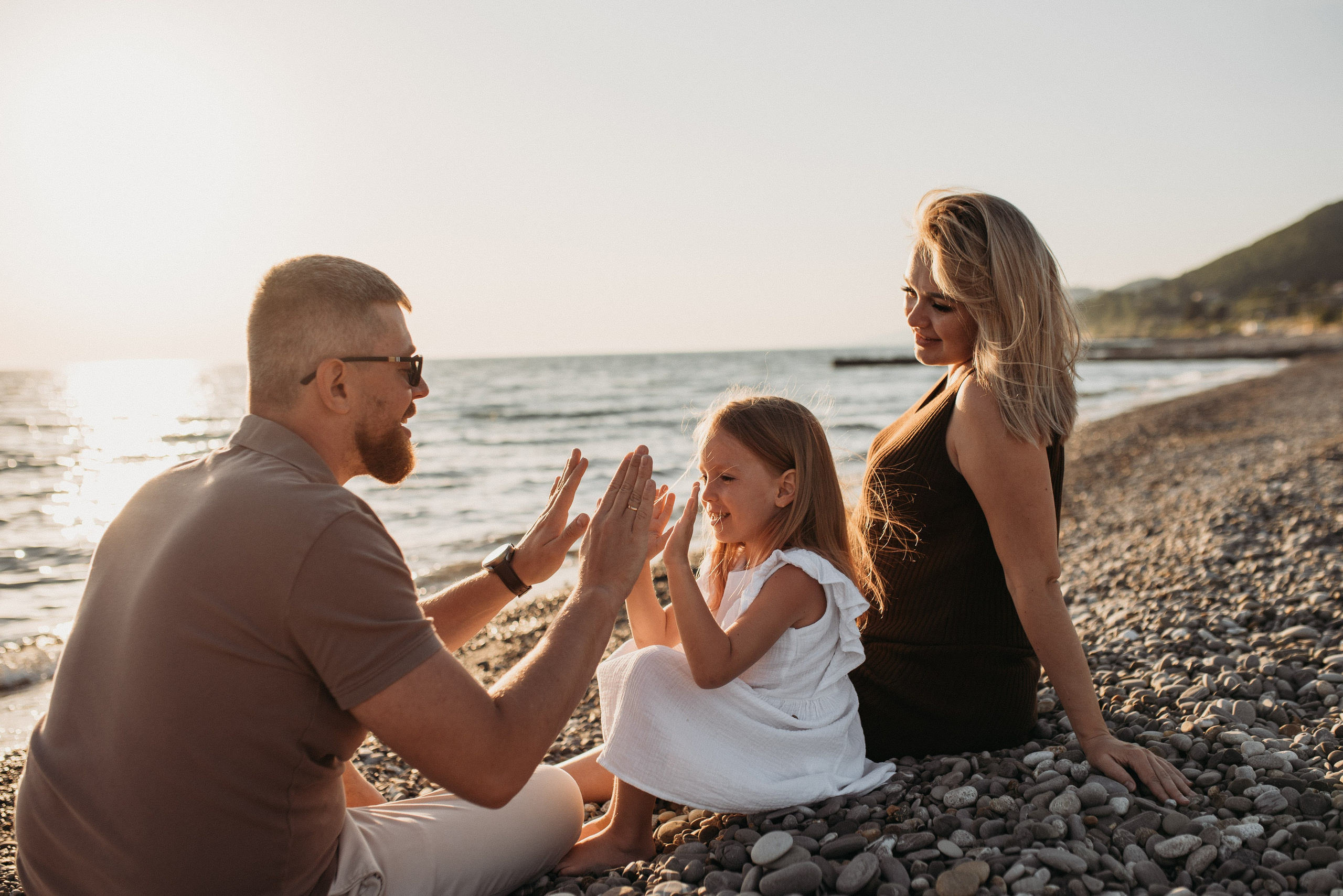Семейная фотосессия в Головинке на берегу моря на закате. Фотограф в Сочи — Маргарита Поганова