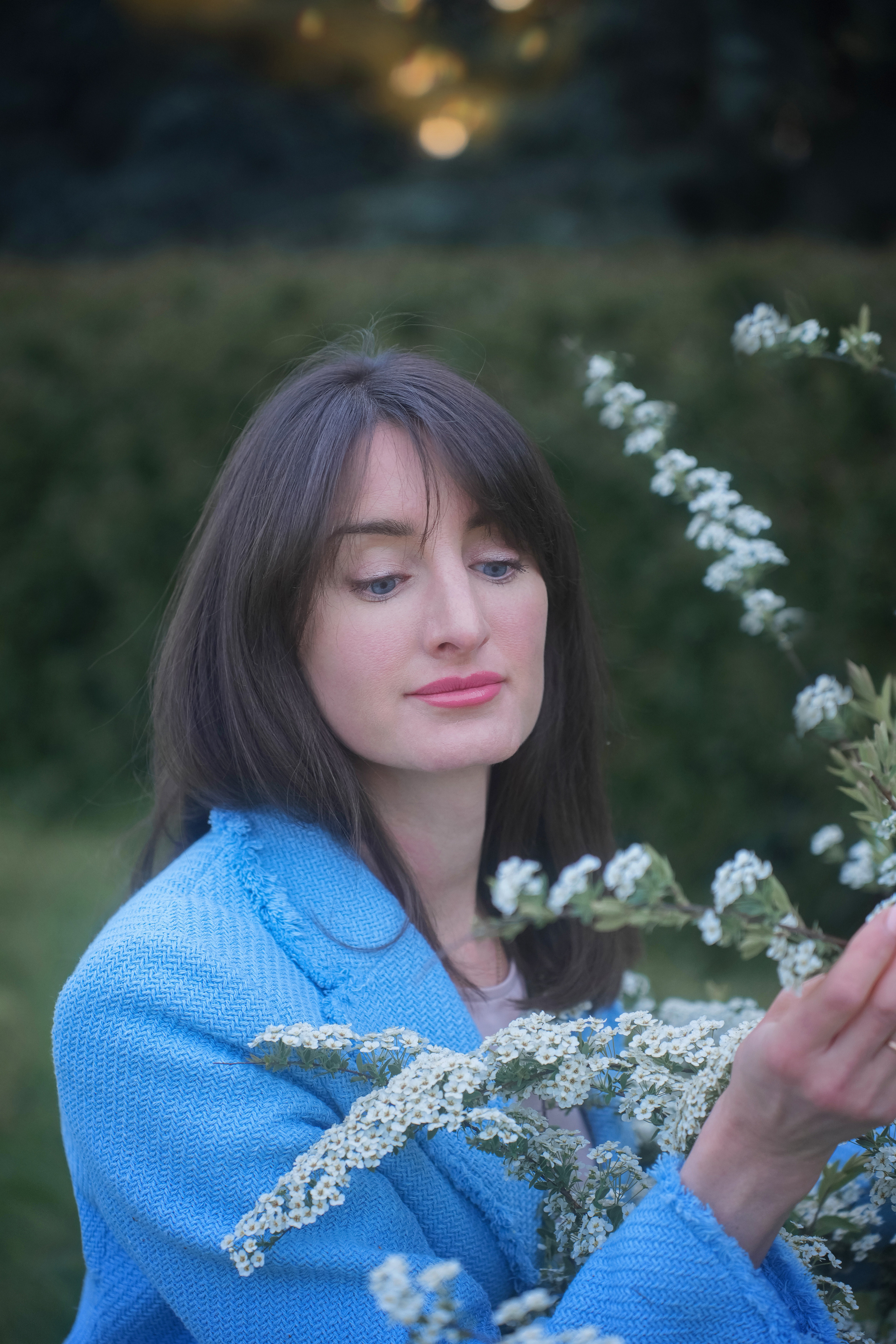 Девушка в цветении крупным планом в парке Горького