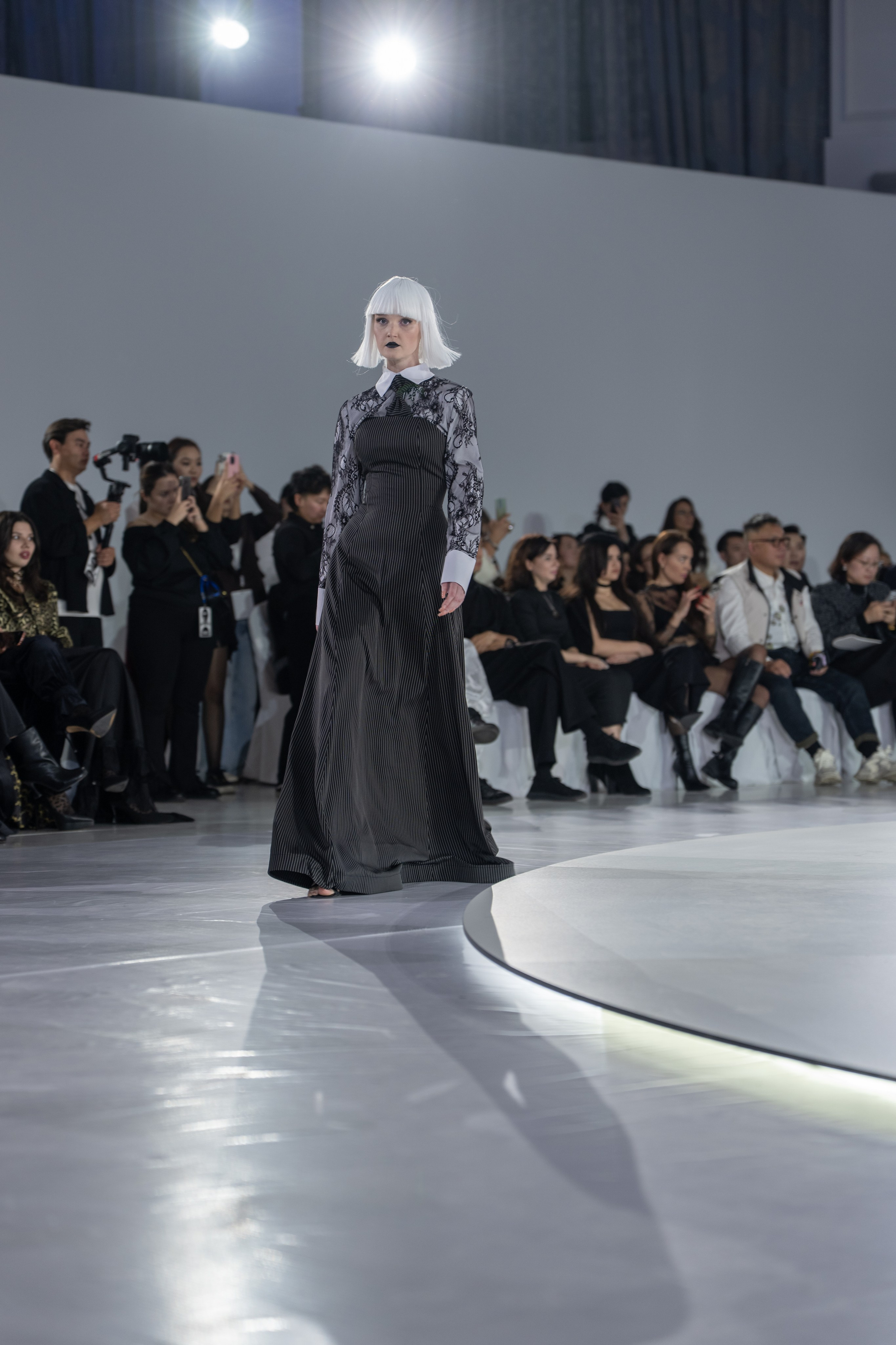 Дизайнер Umed Kuchkaliev. Сайт Алматинского НЮ АРТ, будуар и фэшн фотографа Дениса Карпенко