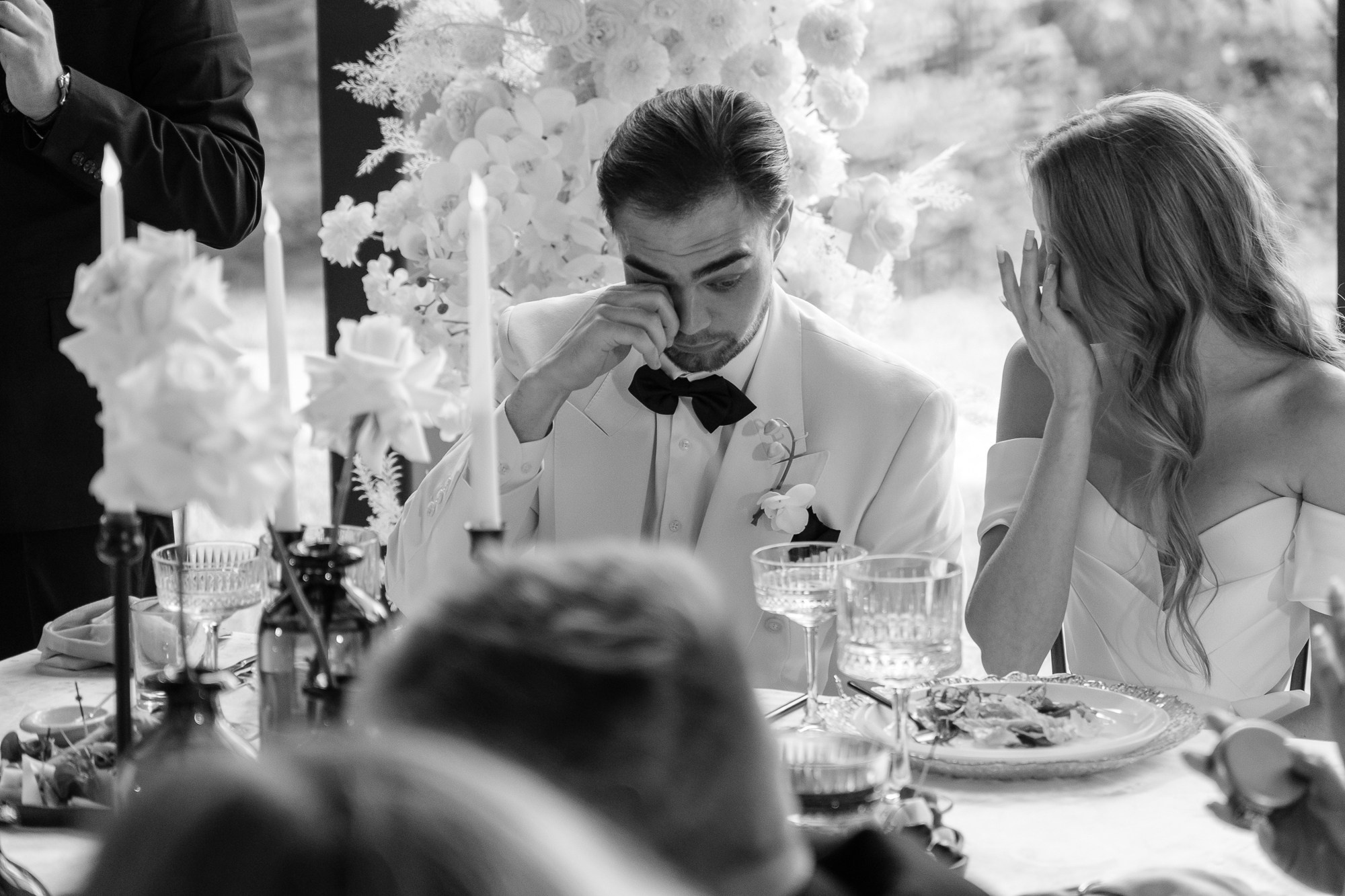 Черно-белая свадьба с вечерней церемонией под деревом. Свадебный фотограф Элли Федосеева