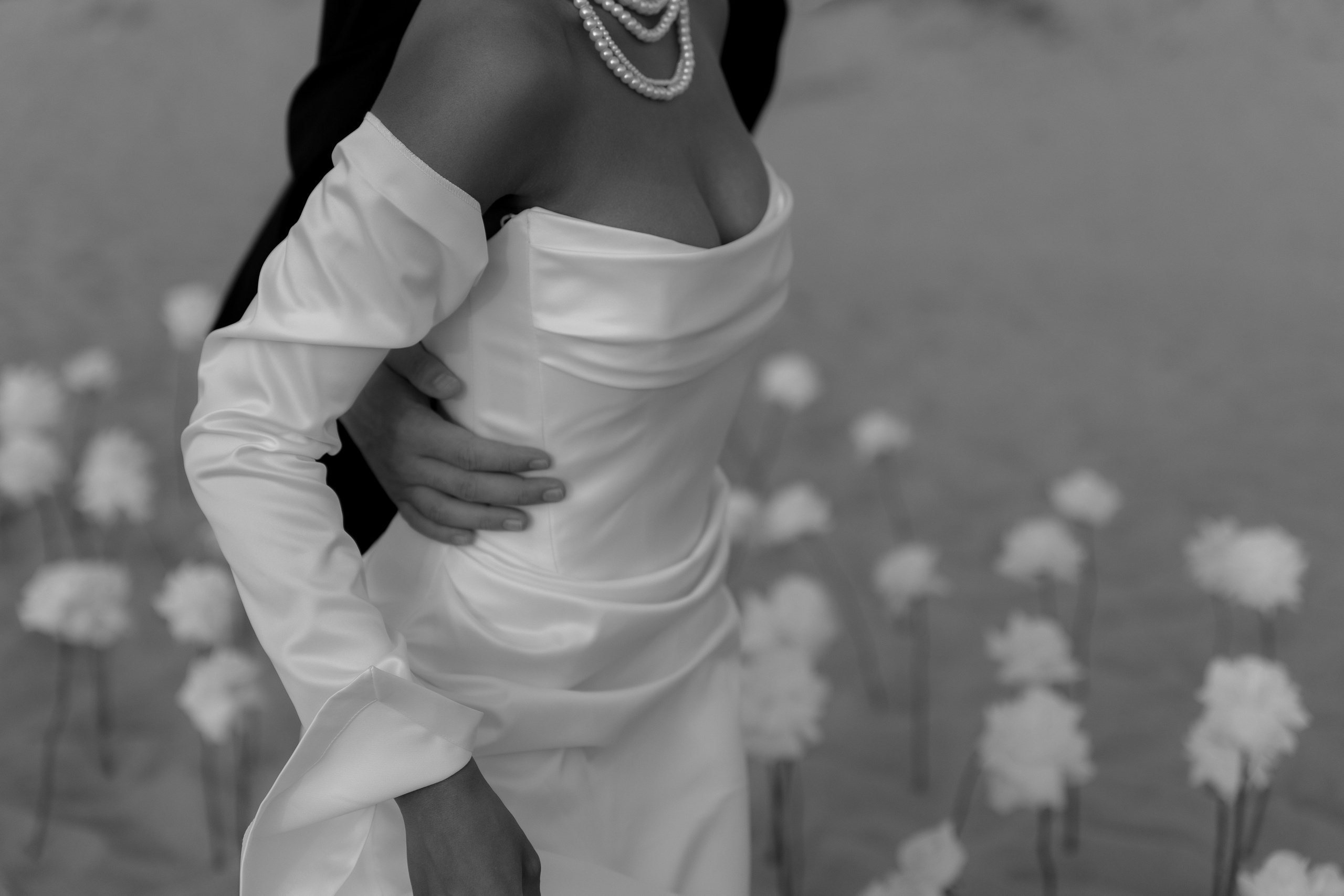 Выездная регистрация на море с белыми розами. Свадебный фотограф Калининград