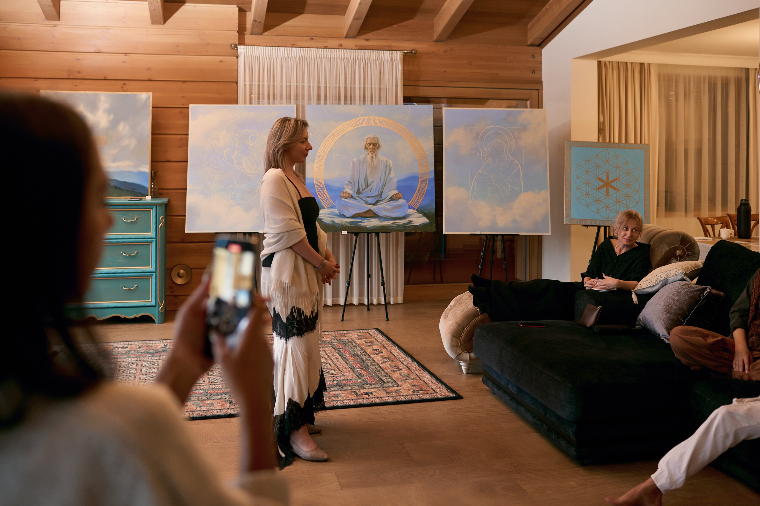 Встреча художников в небольшом загородном доме на Красной поляне. RetroChic Фото