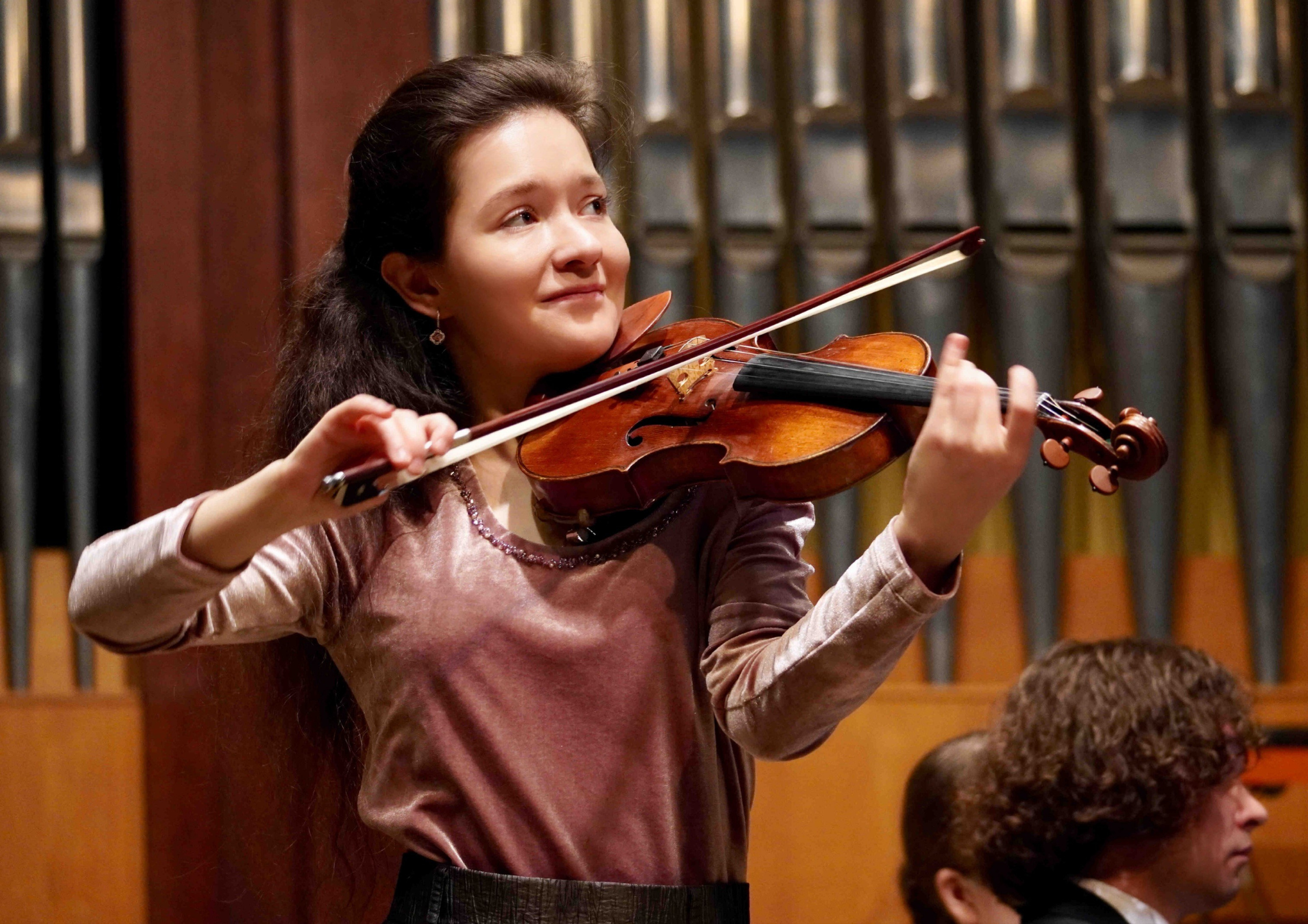 На сцене. Скрипачка Анна Савкина
