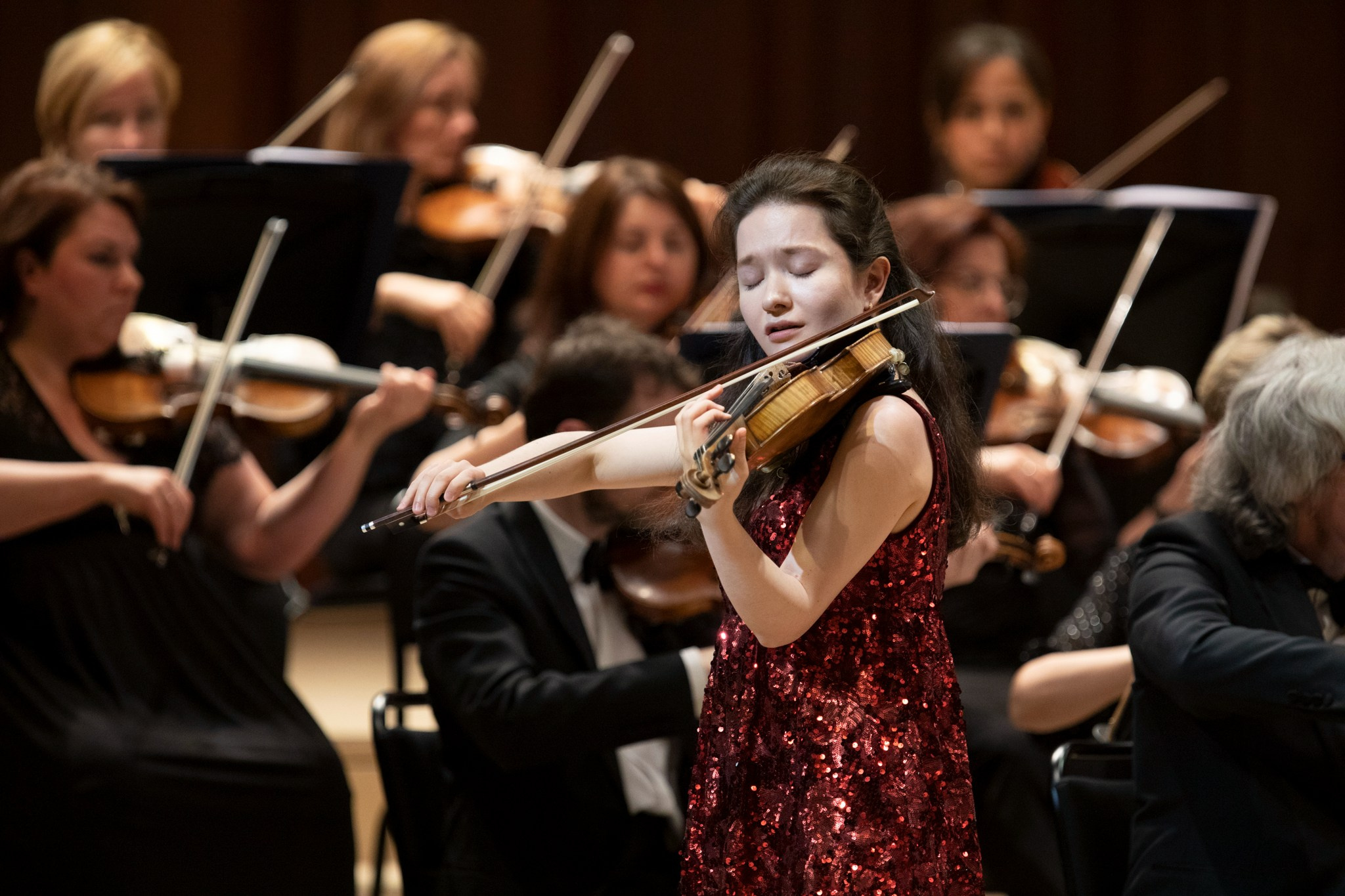 На сцене. Скрипачка Анна Савкина