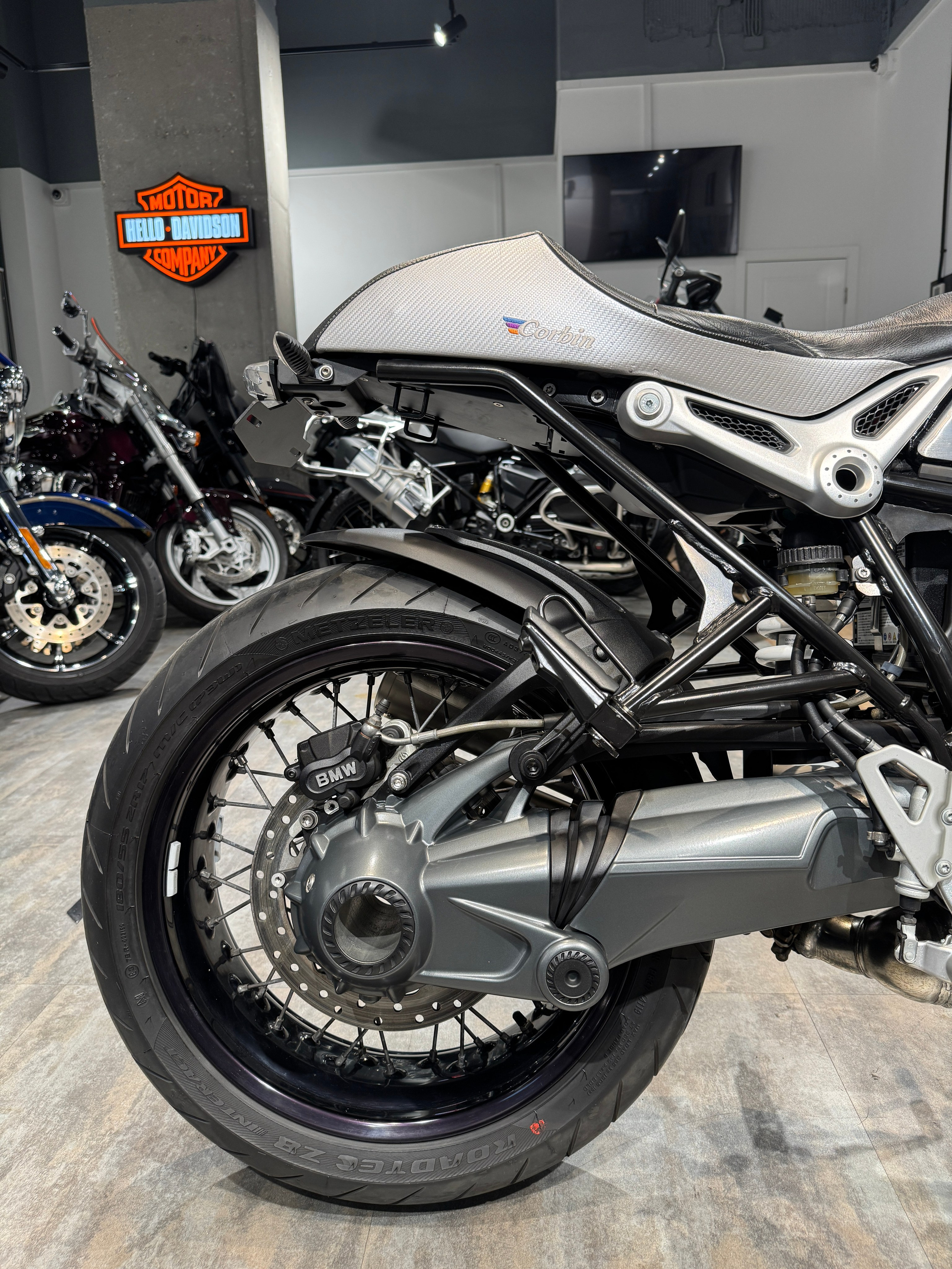 BMW R Nine T (Corbin Cafe Racer). Hello Davidson, Москва. Только хорошие мотоциклы…