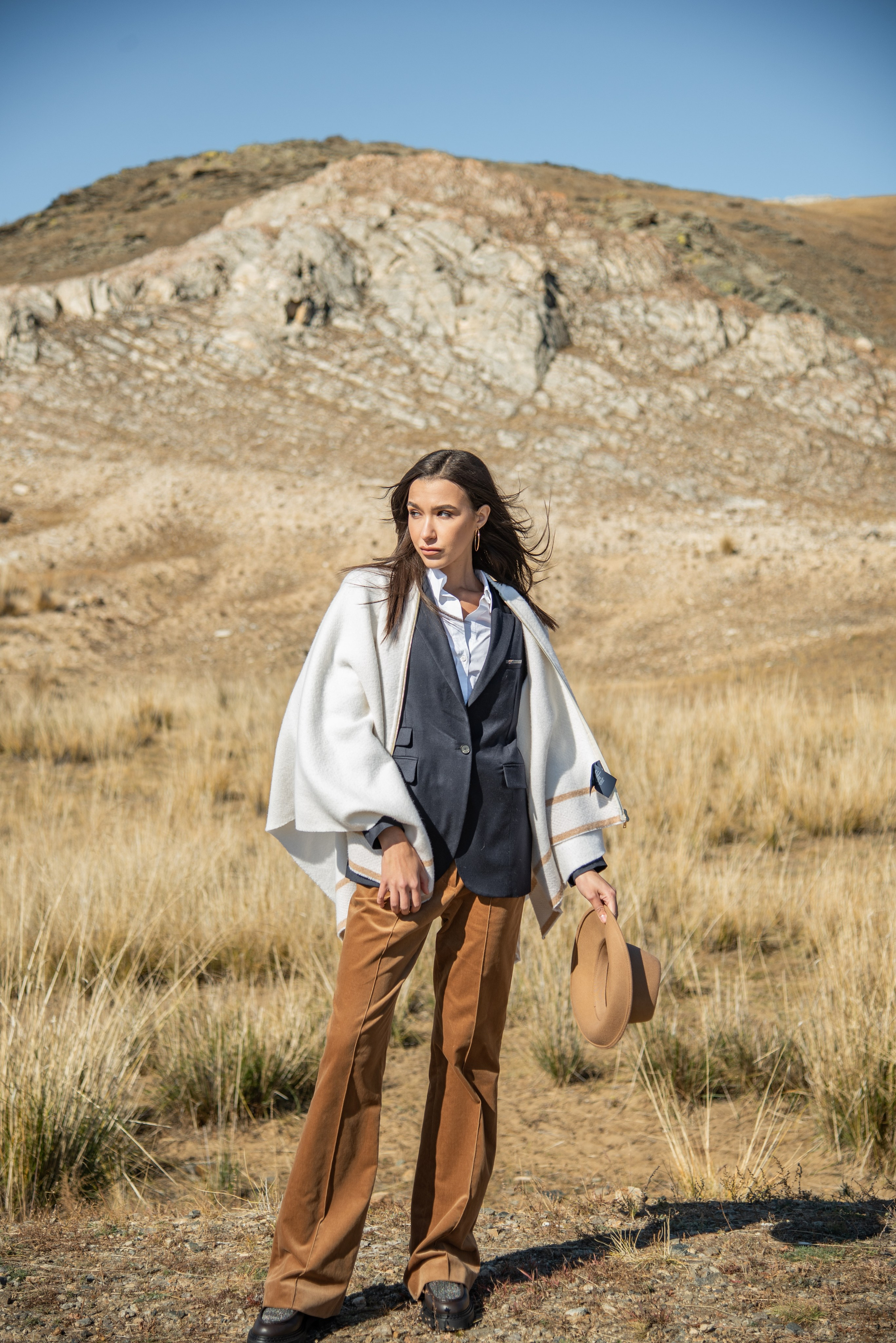 Съёмка одежды на Ольхоне. Занимаюсь профессиональной фотографией и живу рядом с Байкалом. Работаю в разных жанрах