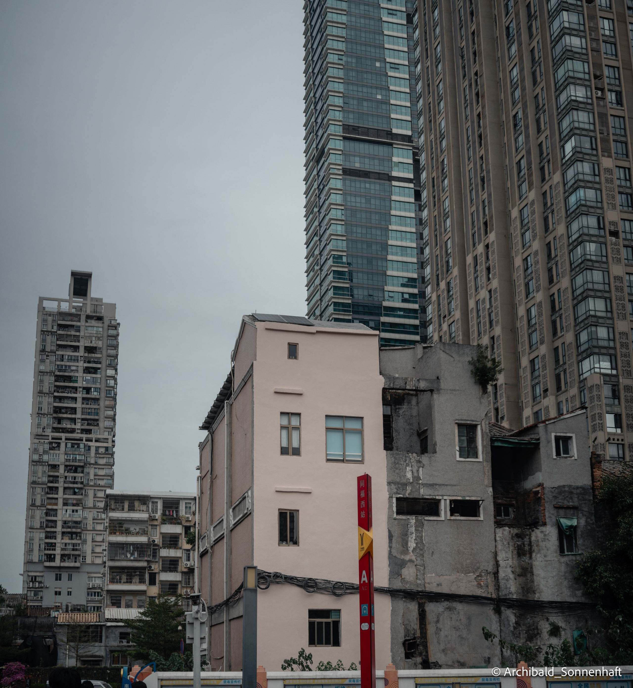 Walking in GZ, sunday. Photographer in Guangzhou, China. Archibald Sonnenhaft