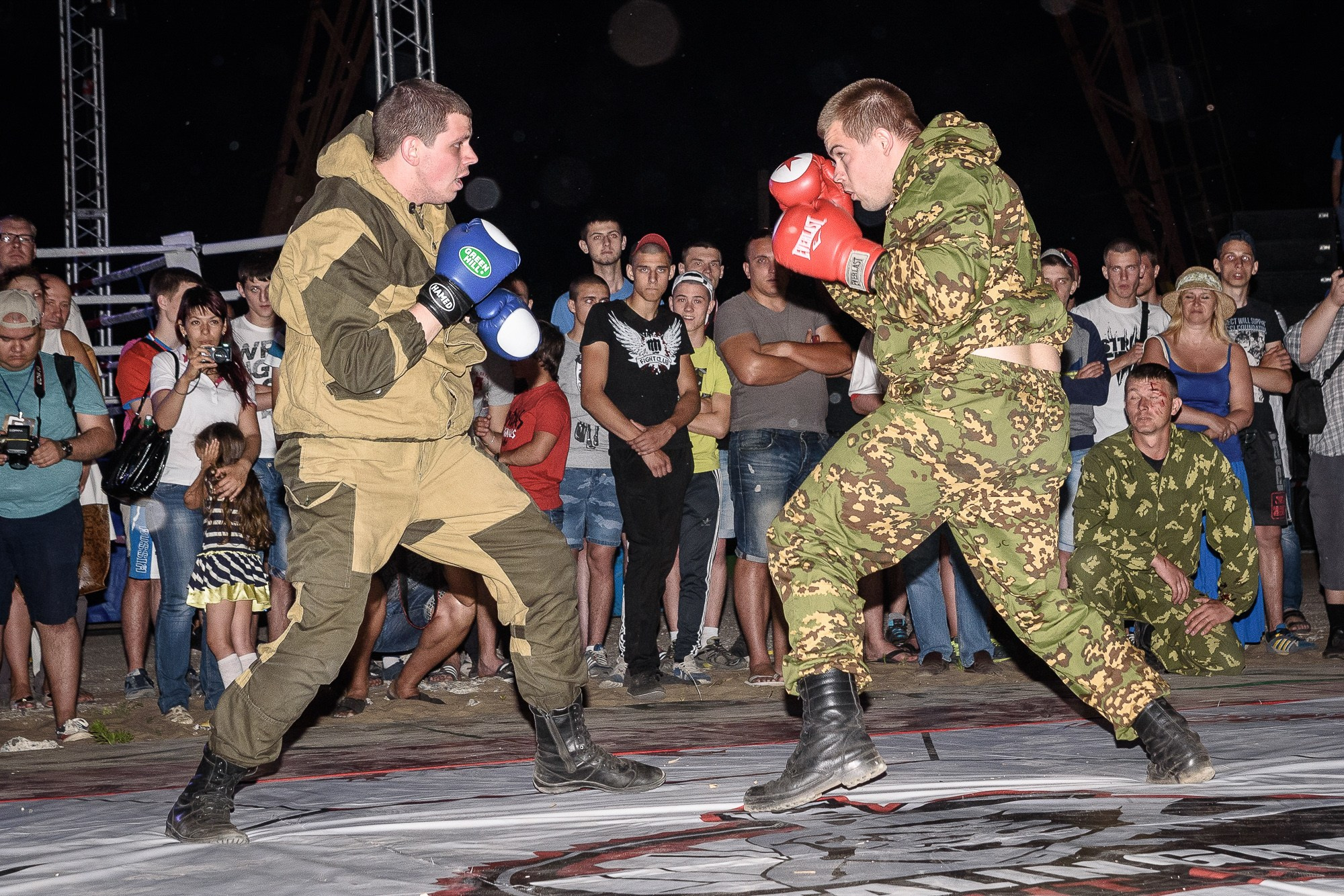 Спортсмены в камуфляже в боевой стойке перед начало боя