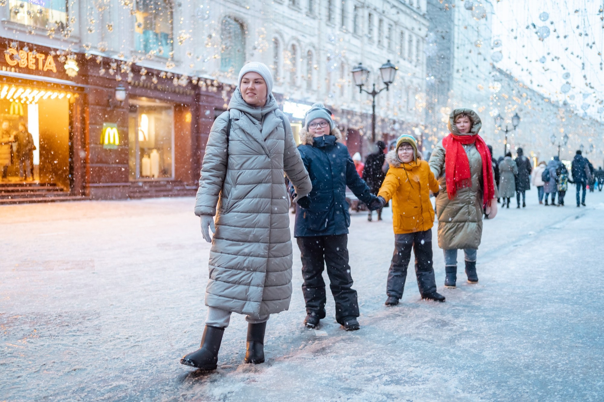Юля с семьей в центре. Семейный фотограф Варвара Сорока в городе Москве