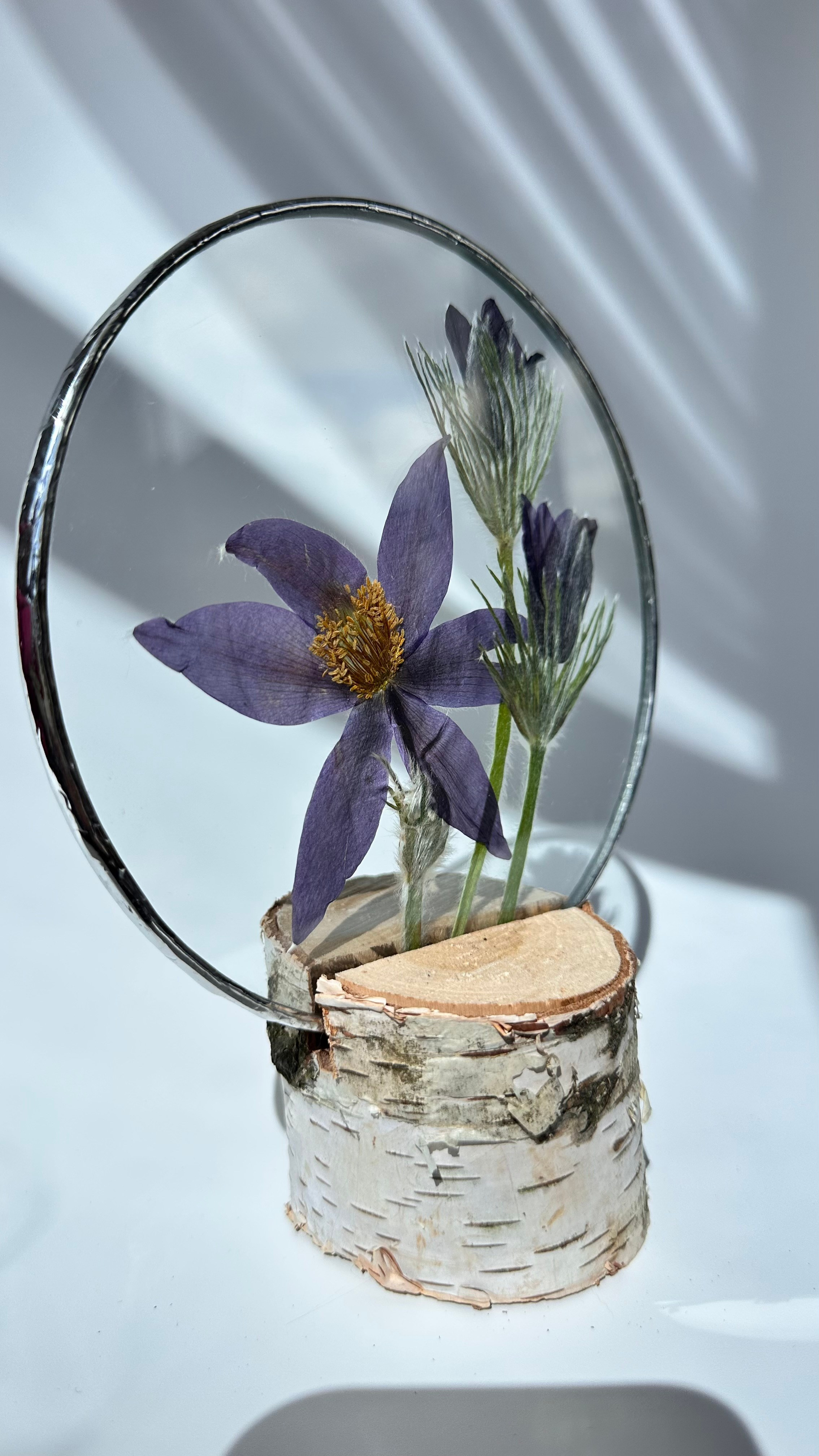 Засушенные цветы в раме витраж техника тиффани. Гербарий в стекле, интерьерные панно, витражи с сухоцветами в технике тиффани