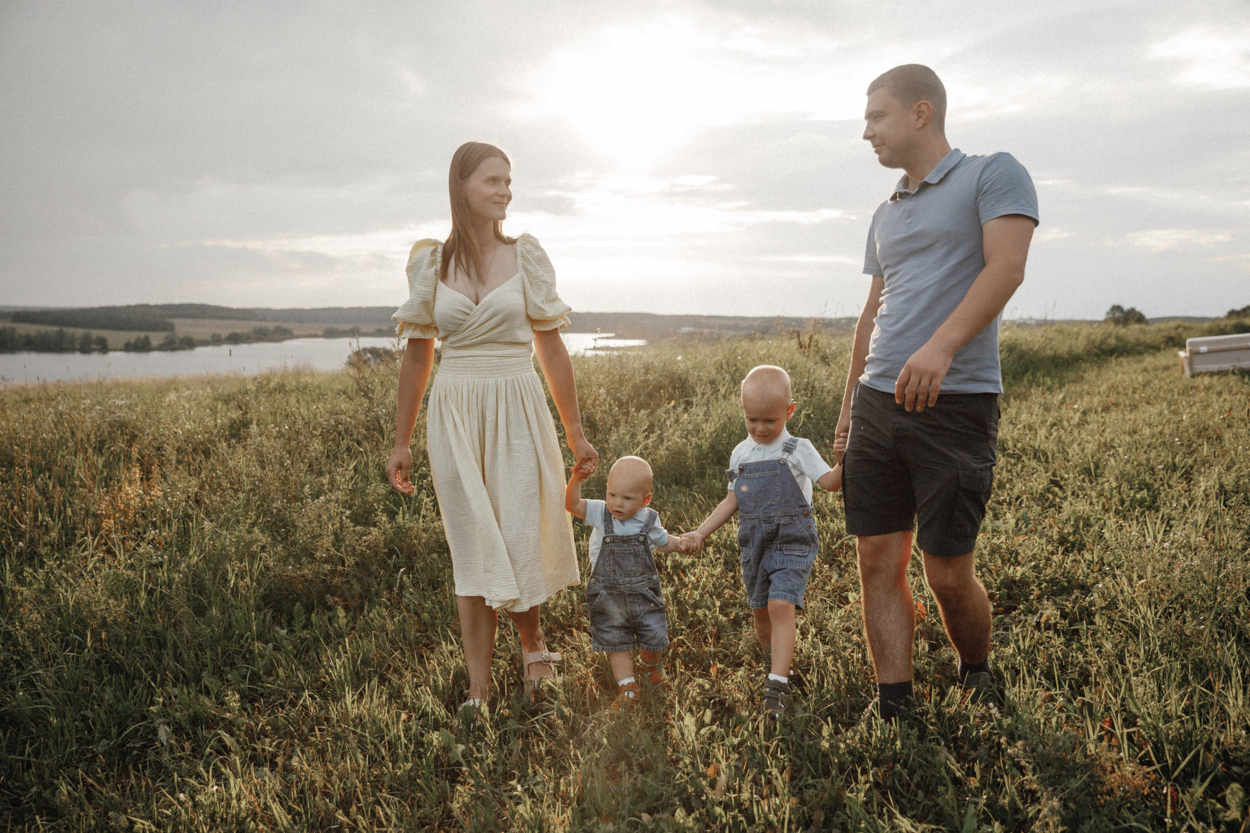 Семейная фотосессия в поле. Фотограф во Владимире Татьяна Бабикова