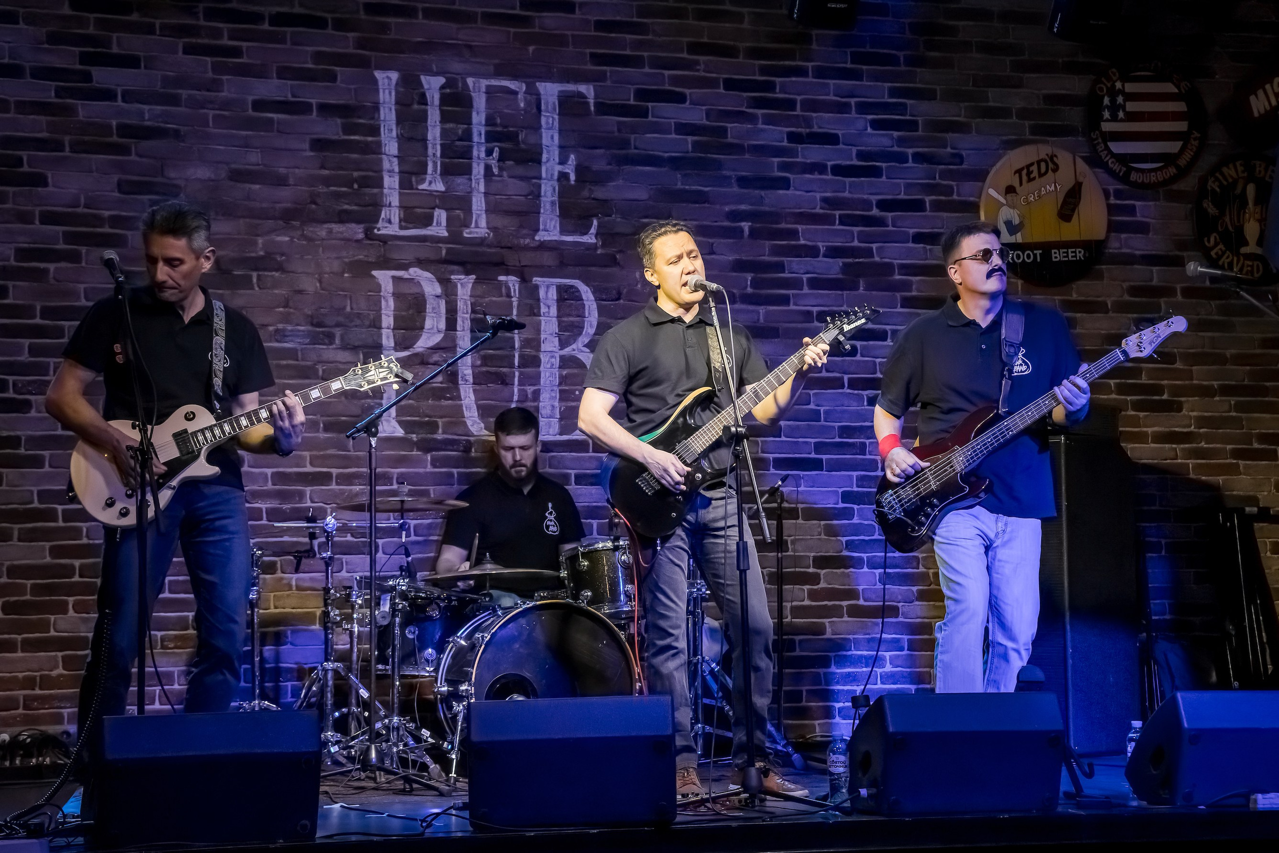 LifePub 29.03.2023. Московская кавер-группа BankBand