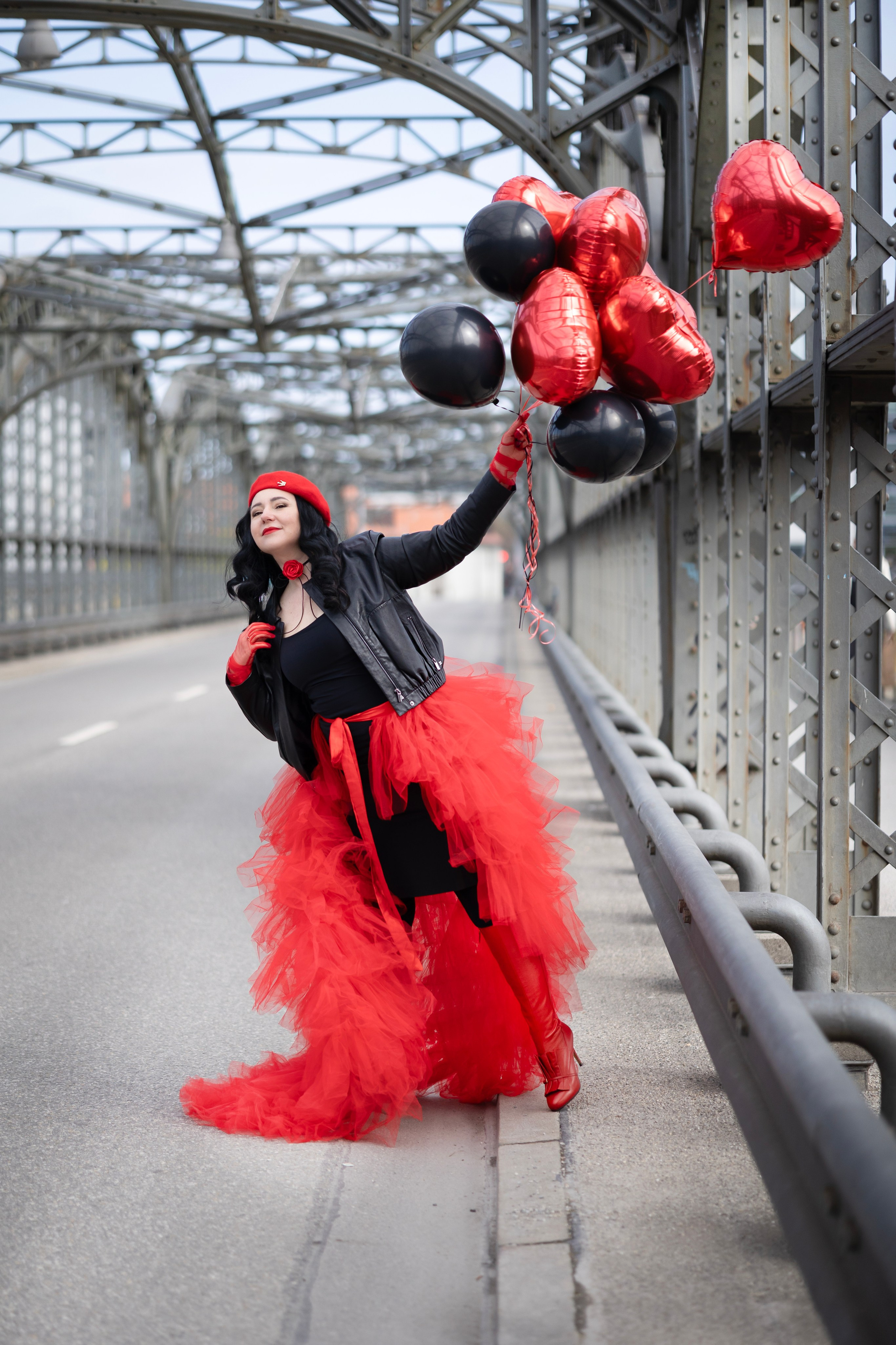 Balloons and red skirt. Photographer in Munich