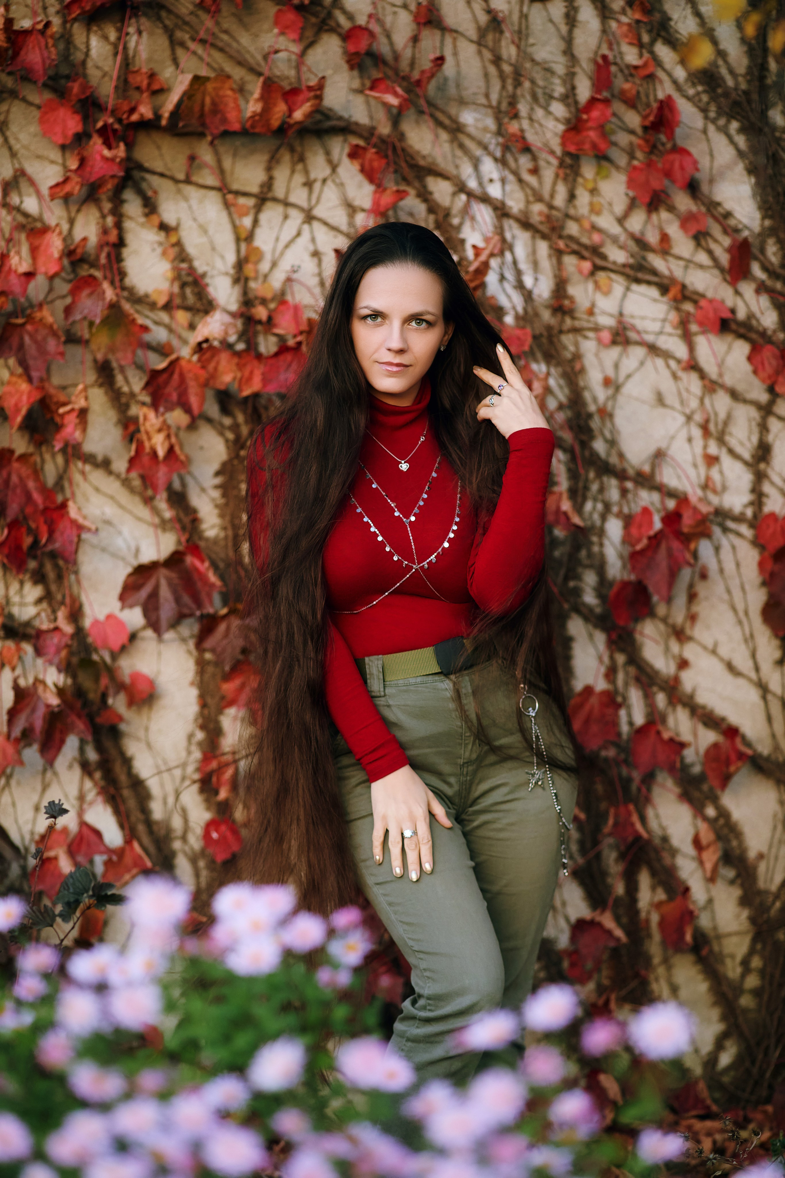 Уличная фотосессия для молодой женщины с длинными волосами во Владивостоке