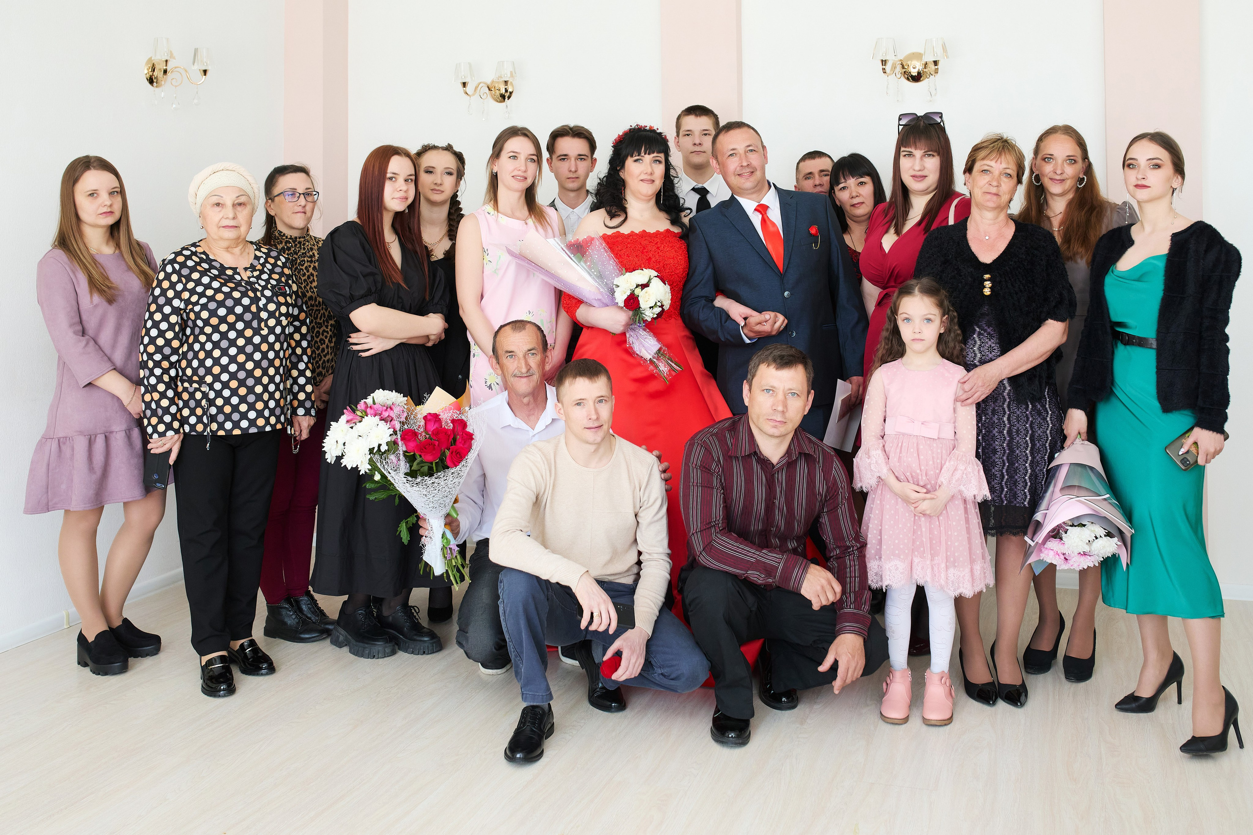 Семейная фотосессия с молодожёнами в загсе села Владимиро-Александровское (Будёновка)