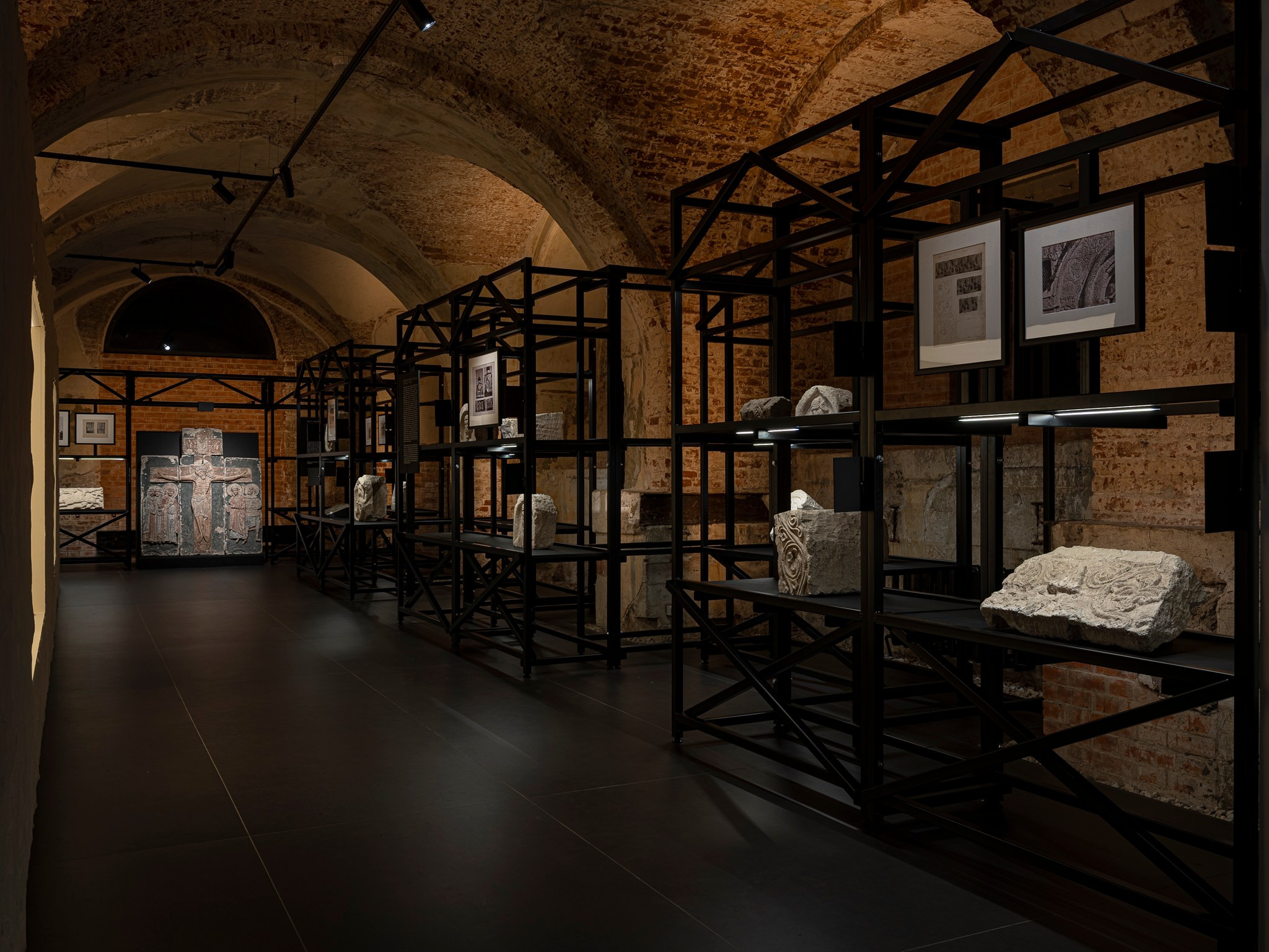 Выставочный проект «Белый Храм. История Георгиевского собора „и созда ю чюдну, резным каменем“». Фотограф Василий Буланов