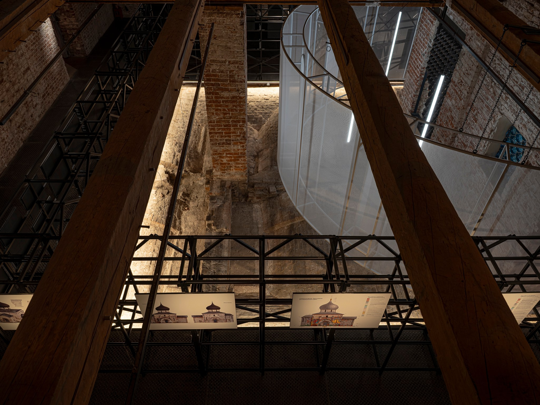 Выставочный проект «Белый Храм. История Георгиевского собора „и созда ю чюдну, резным каменем“». Фотограф Василий Буланов