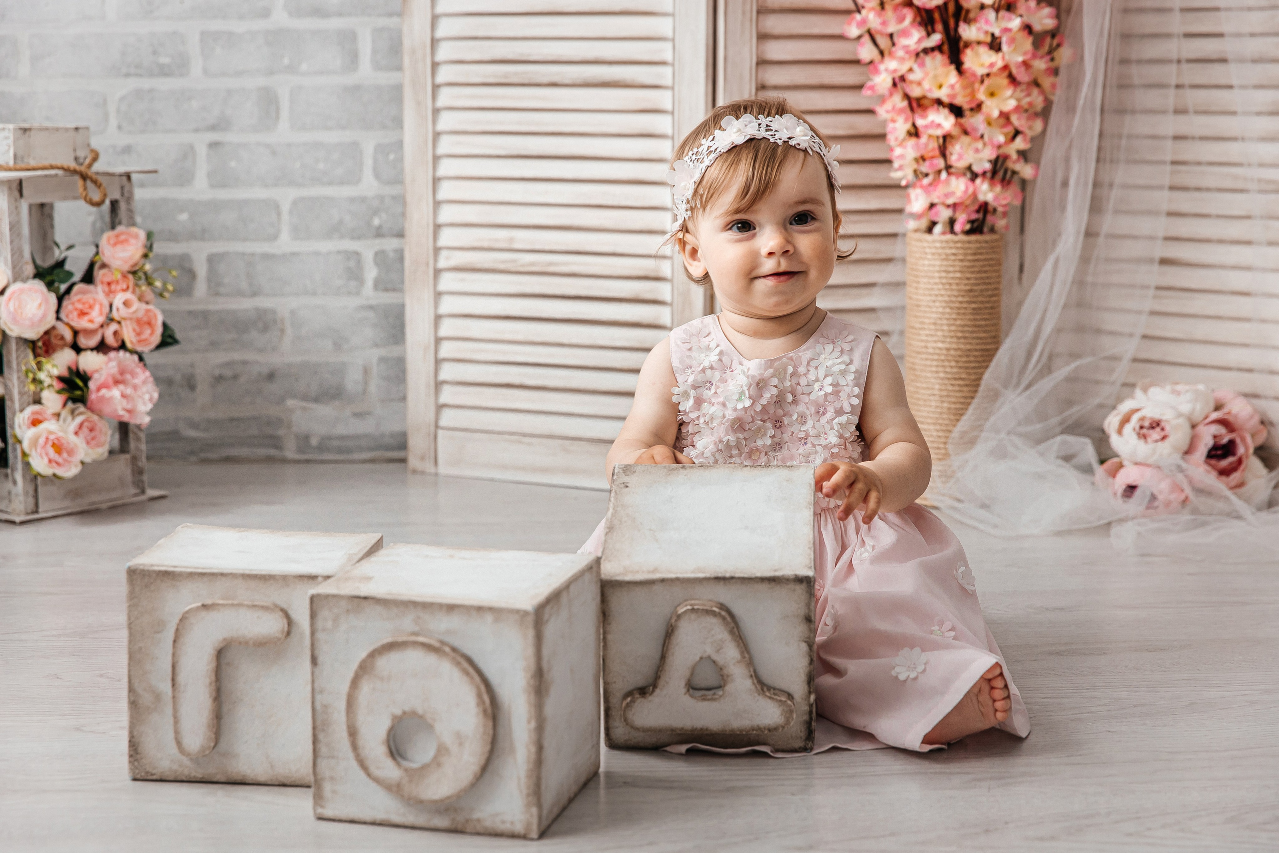 Минимализм (единичка, буквы-кубики, отдельный реквизит на фоне). Детский фотограф, выпускные альбомы в Нижнем Новгороде Бодягина Мария