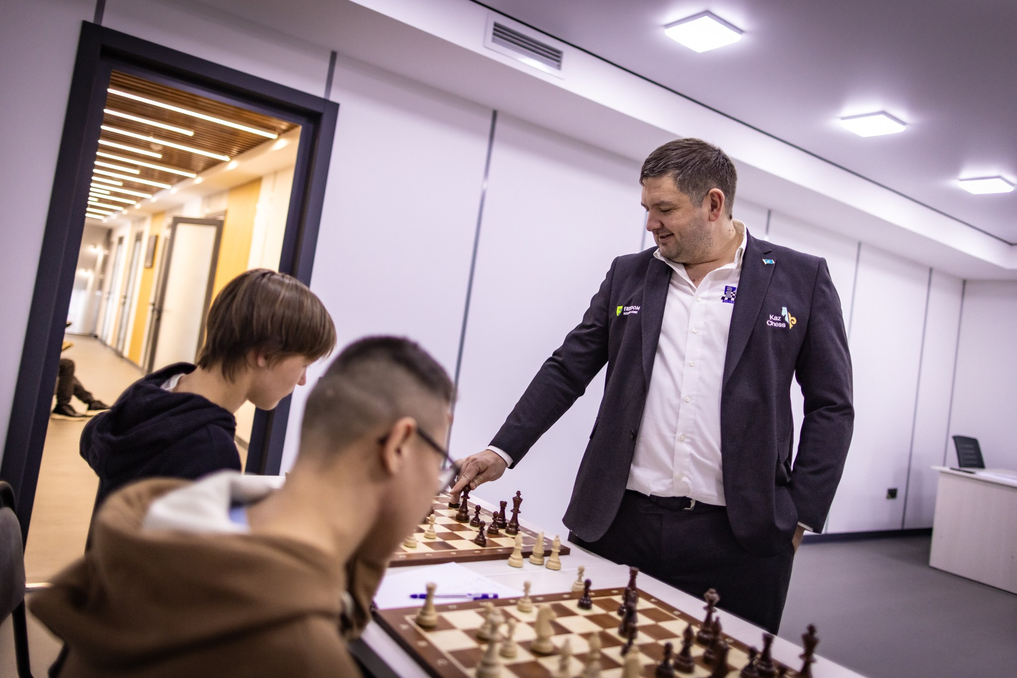 2025.02.01 KAZAKHMYS Youth Team Chess CUP 2025 — Simul with Alexander Moiseenko. Фотограф Анна Штурман (репортажная съёмка любых событий и мероприятий) Anna Shtourman photographer