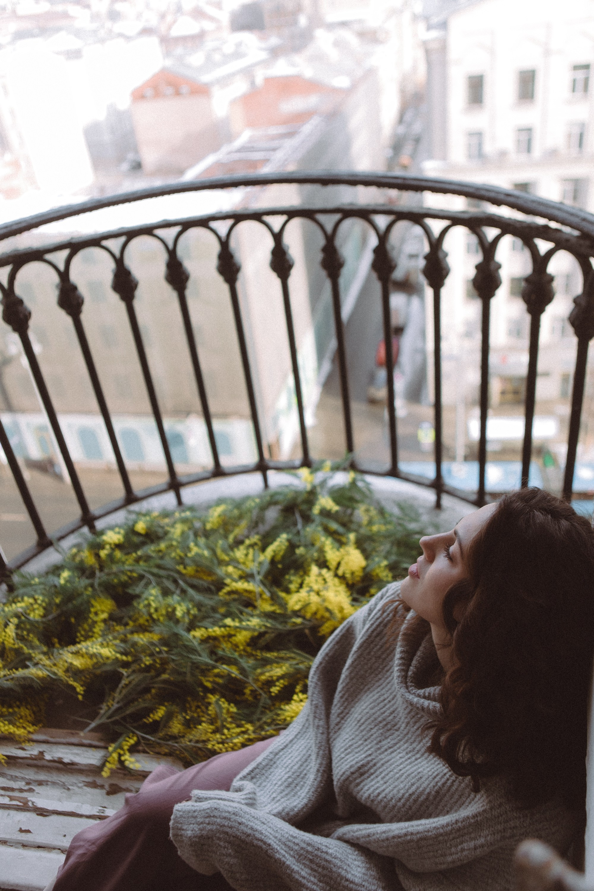 Портретный фотограф в Москве Калагина Светлана. Фотосессия девушки в сталинской высотке с мимозой. Фото девушки на балконе. Идеи для весенней фотосессии