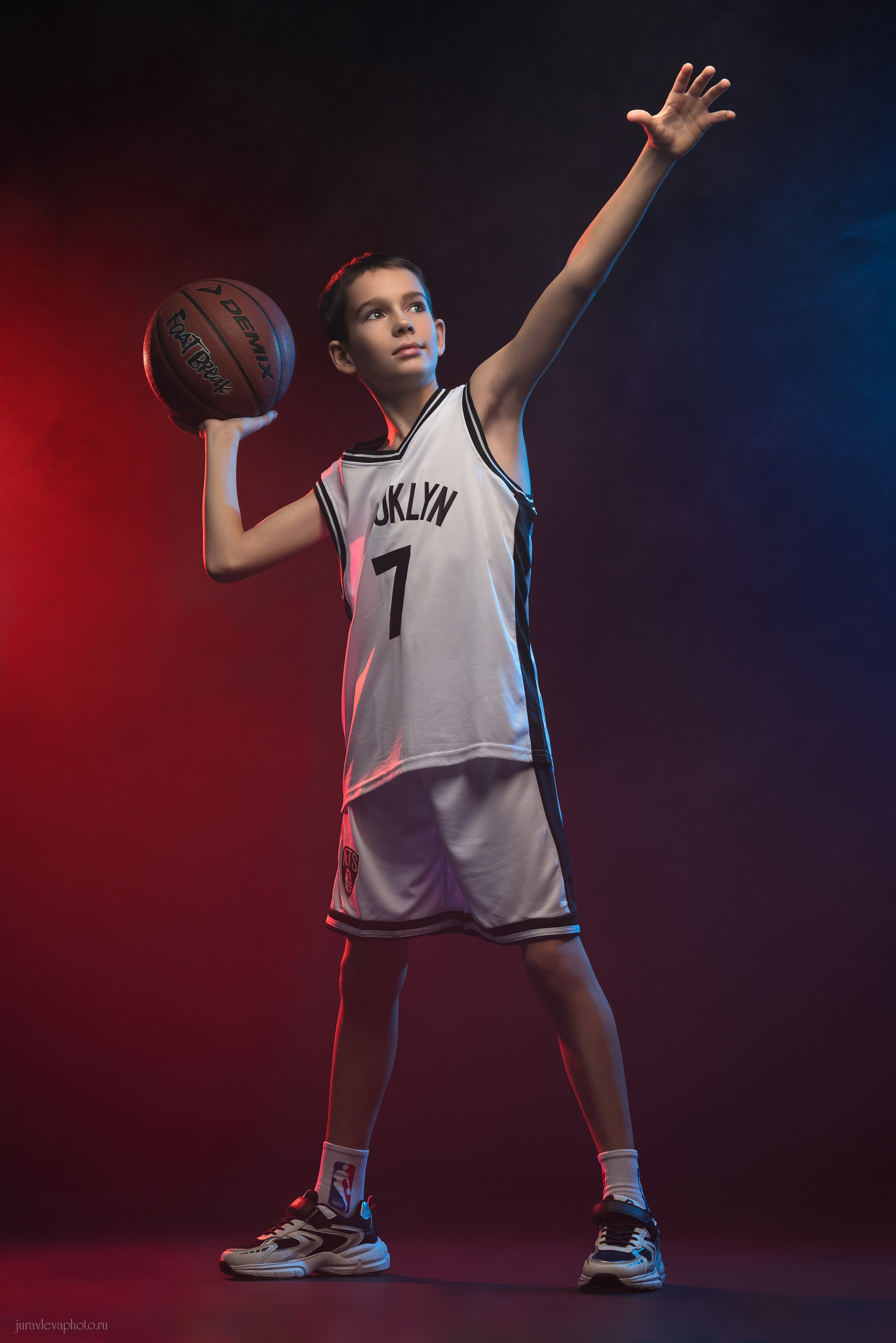 Фотосессия с цветным светом на циклораме