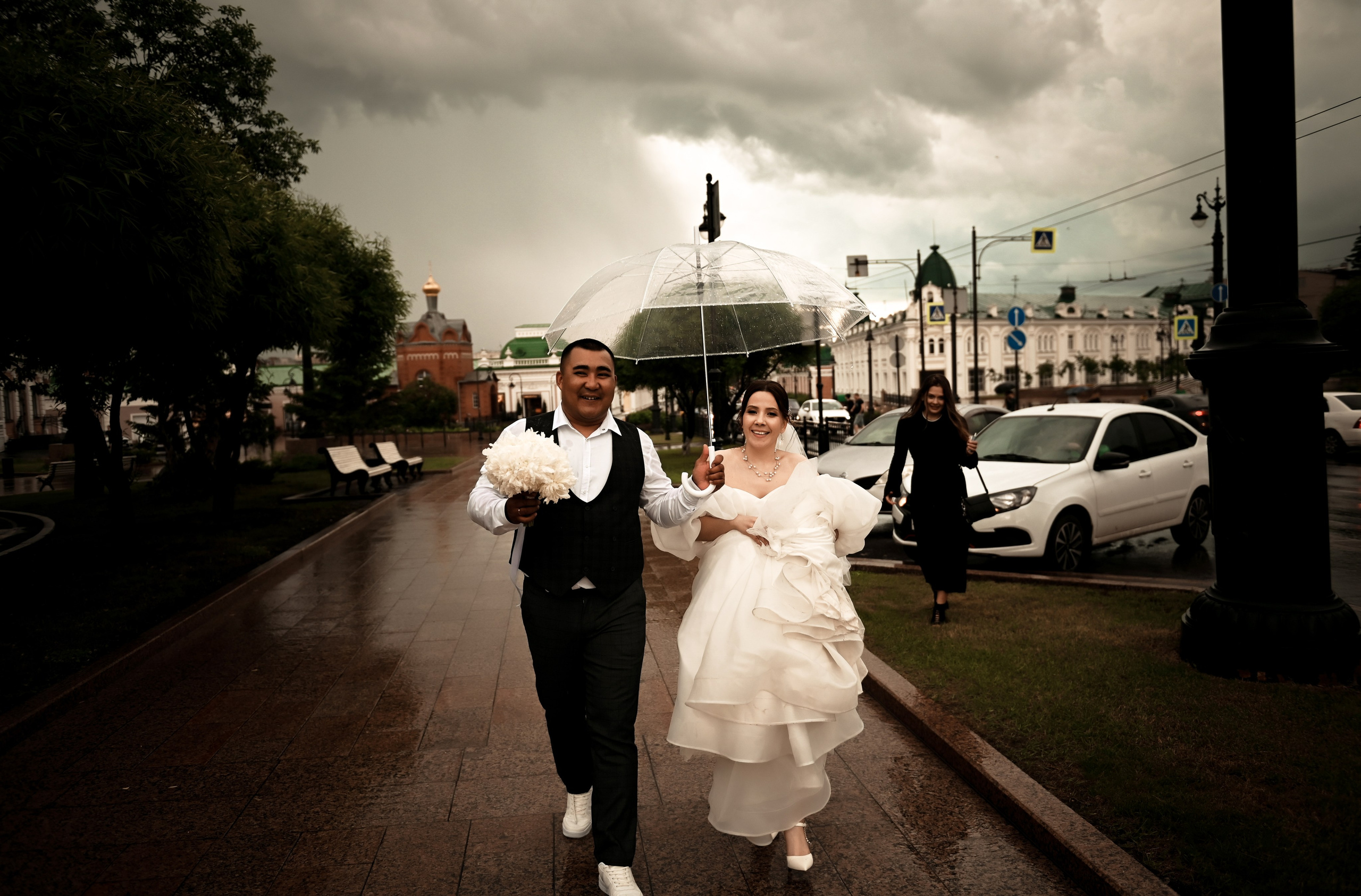 Небольшая свадебная серия в музее и прогулкой под дождем Эльмиры и Ризата. Свадебный, семейный, детский, контент фотограф в Омске Максим Ильин