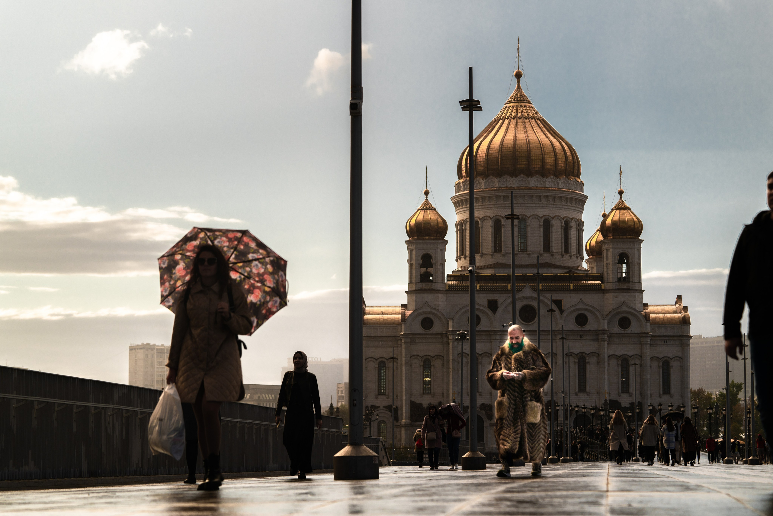 УЛИЦЫ. ПОБУДЬ ЗДЕСЬ И ЦЕЛЕЕ БУДЕТ ЭТОТ МИР