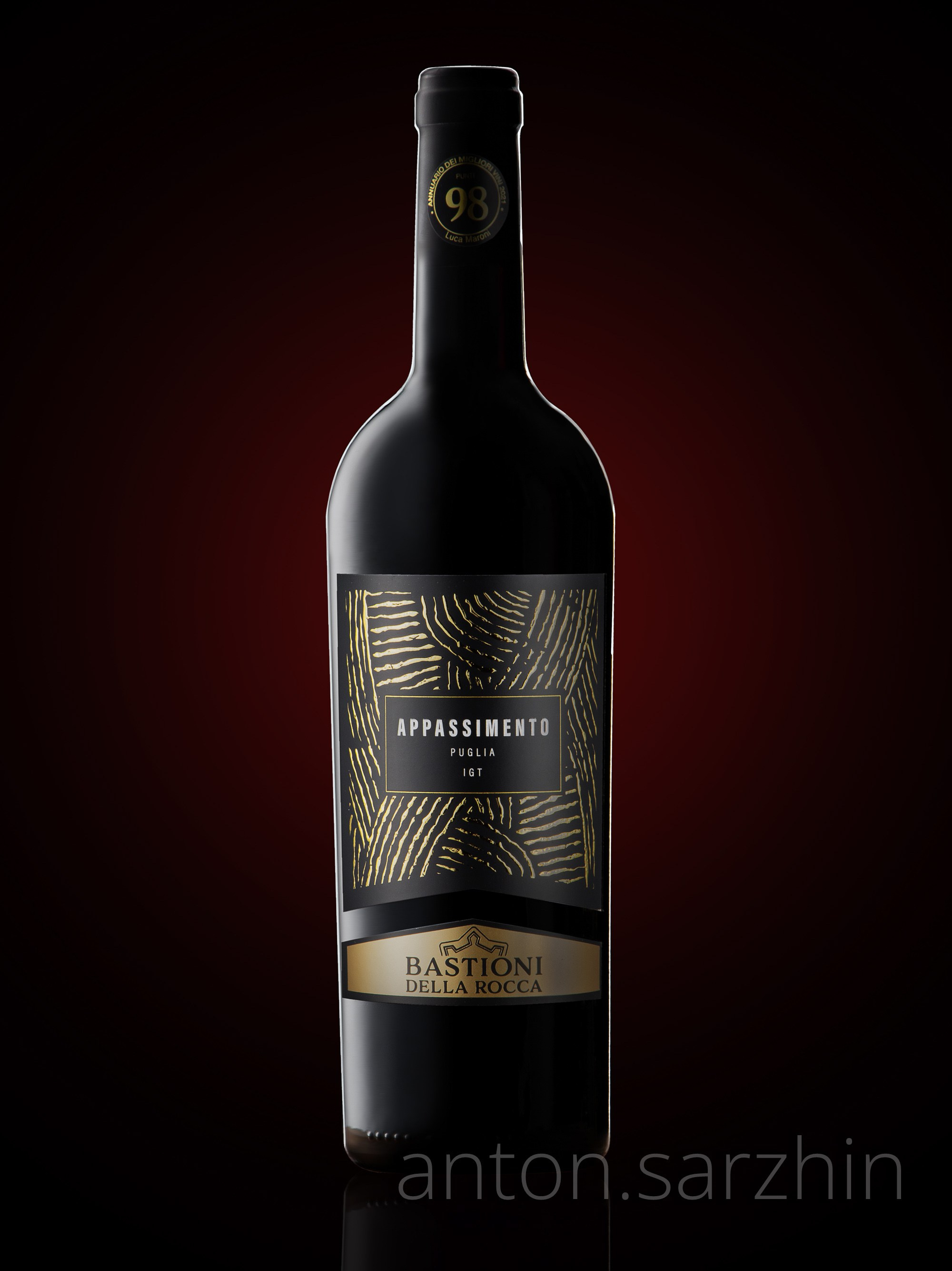 Фотография бутылки вина на черном фоне