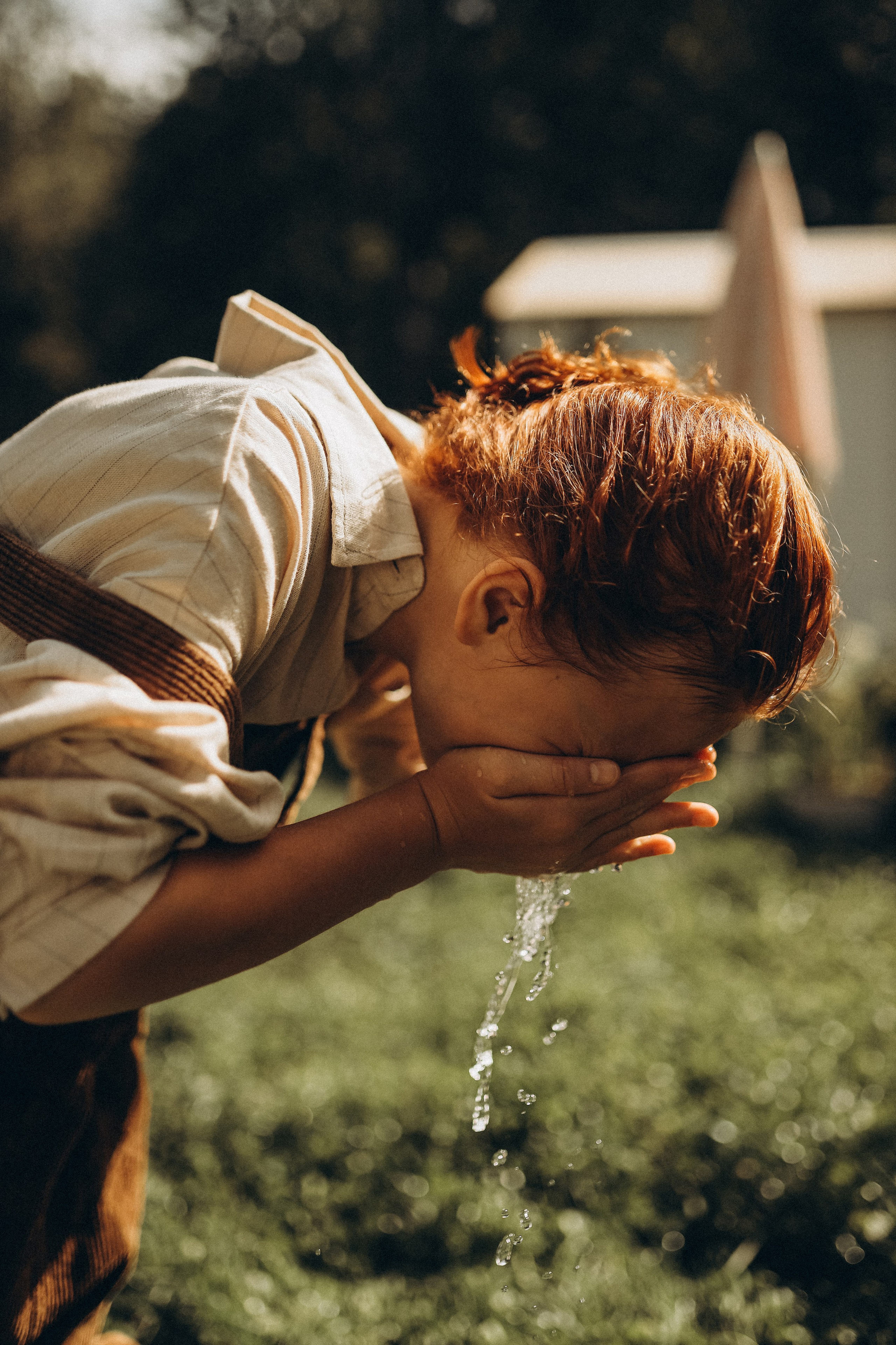 Дина и Миа в огороде. Семейный и детский фотограф в Москве Анастасия Меликова