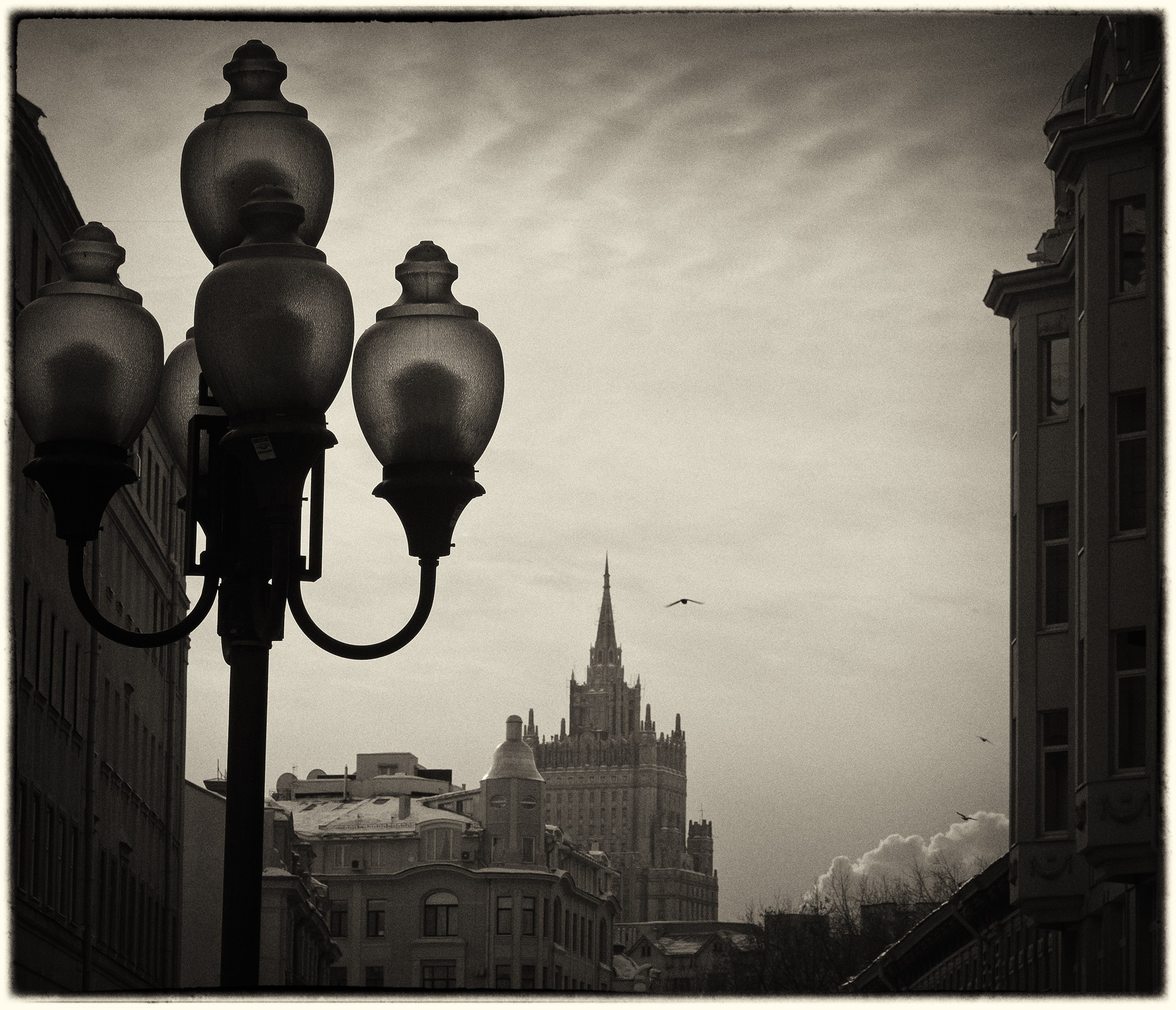 Фотография на Старом Арбате с видом на Министерство иностранных дел.  Фонари Арбата