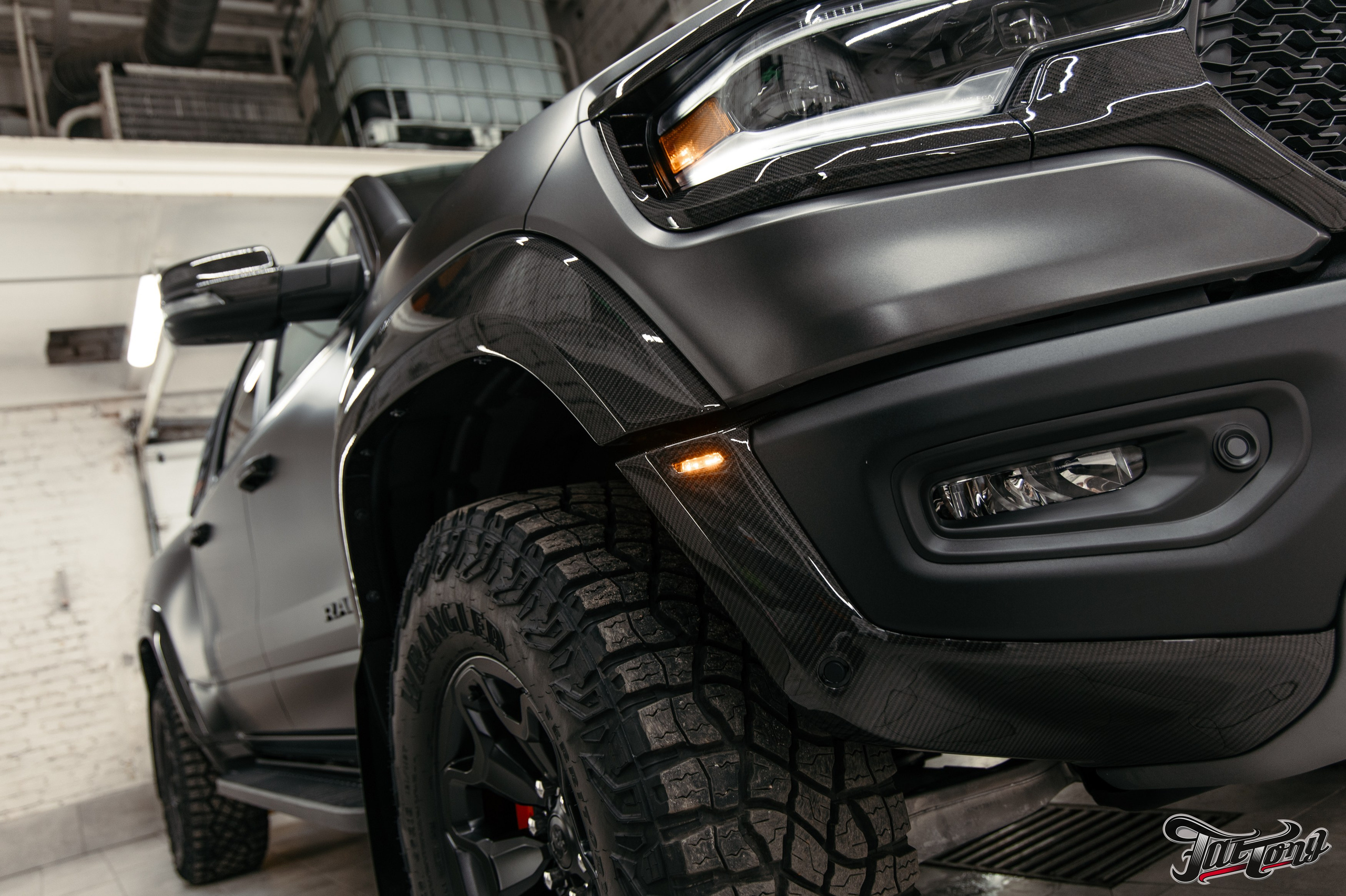 Ram TRX ламинация карбоном внешних элементов кузова, салона и установка распорки. DeLorein